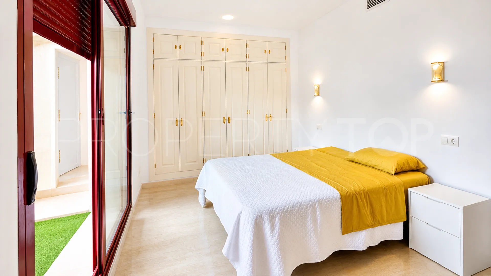 For sale 2 bedrooms apartment in La Duquesa
