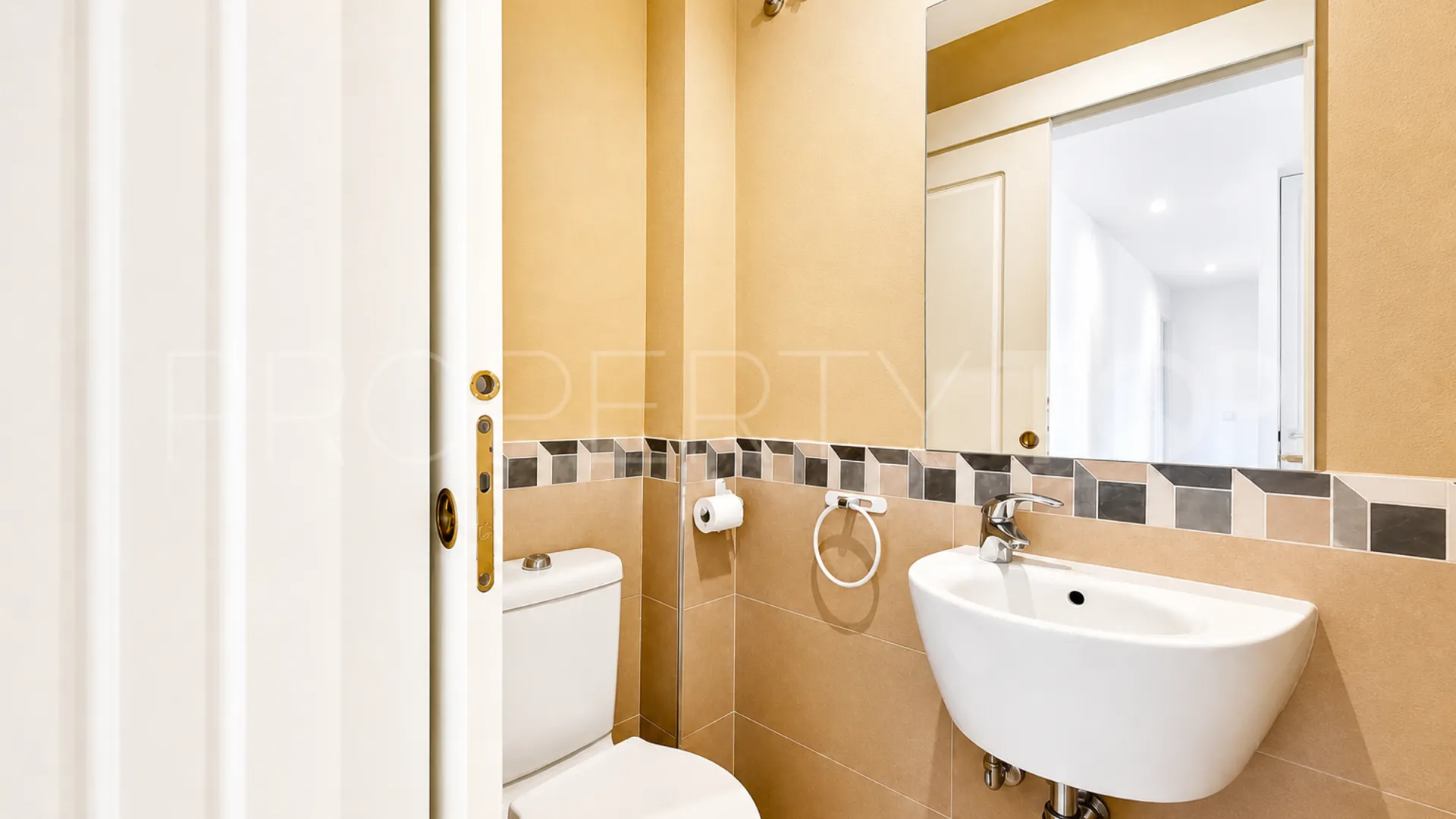 For sale 2 bedrooms apartment in La Duquesa