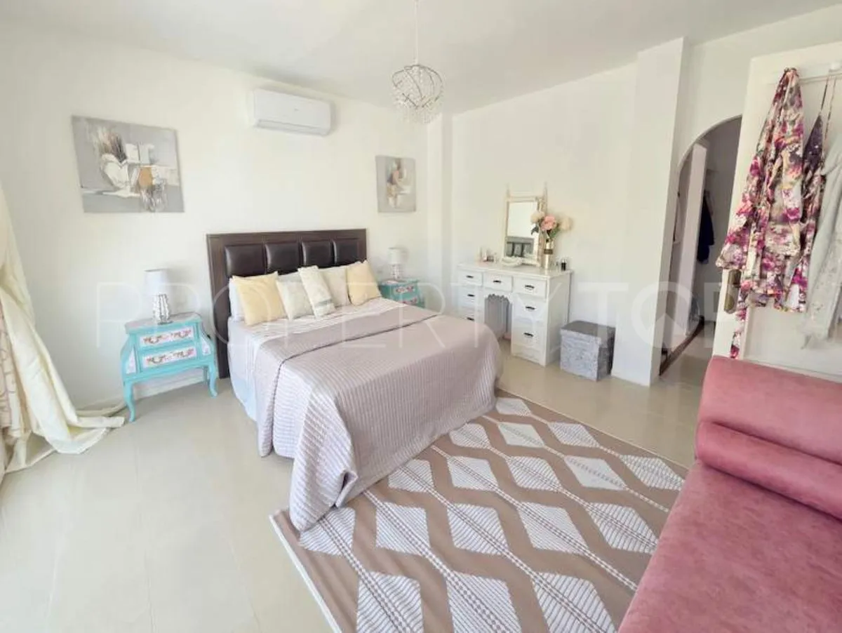 Villa a la venta en La Duquesa con 5 dormitorios