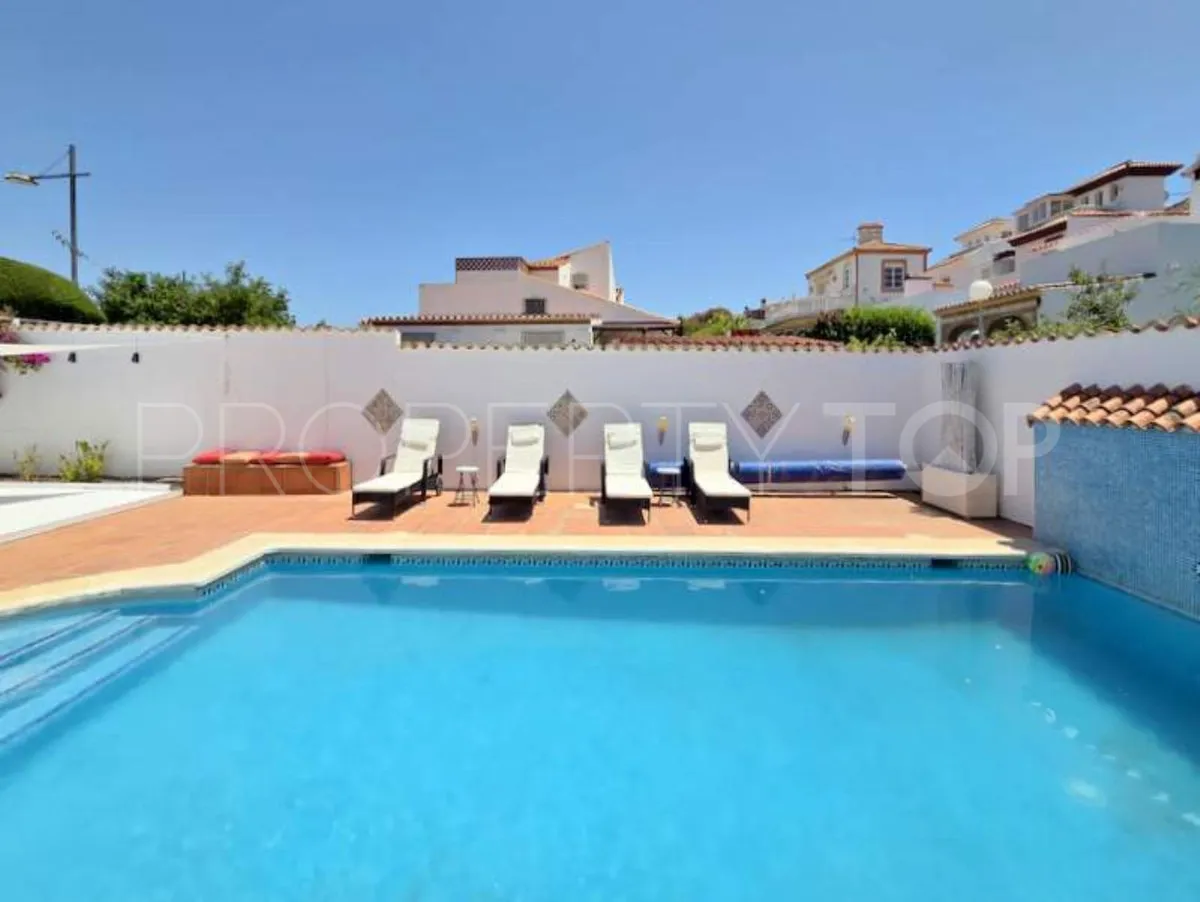 Villa a la venta en La Duquesa con 5 dormitorios