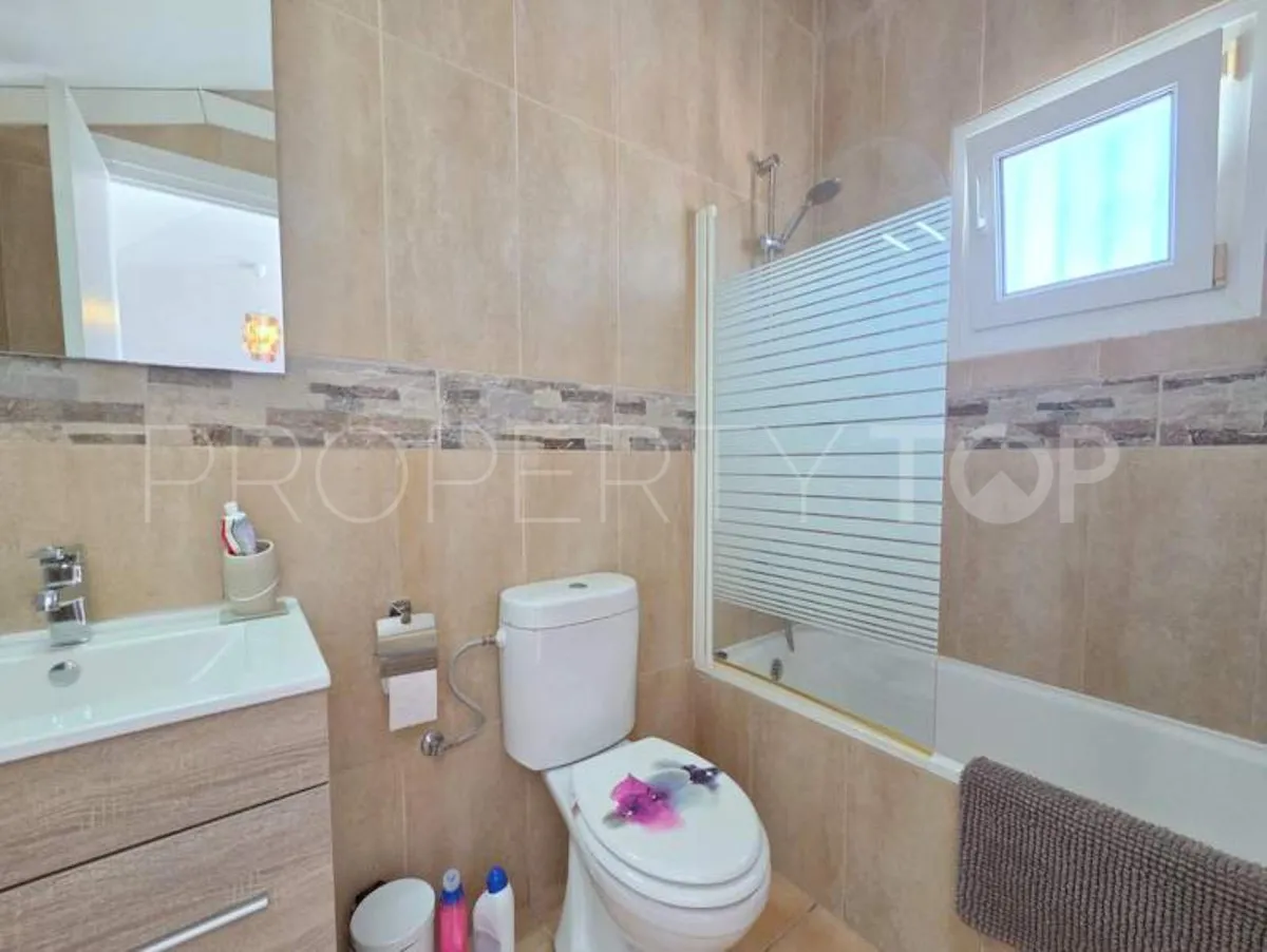 Villa a la venta en La Duquesa con 5 dormitorios
