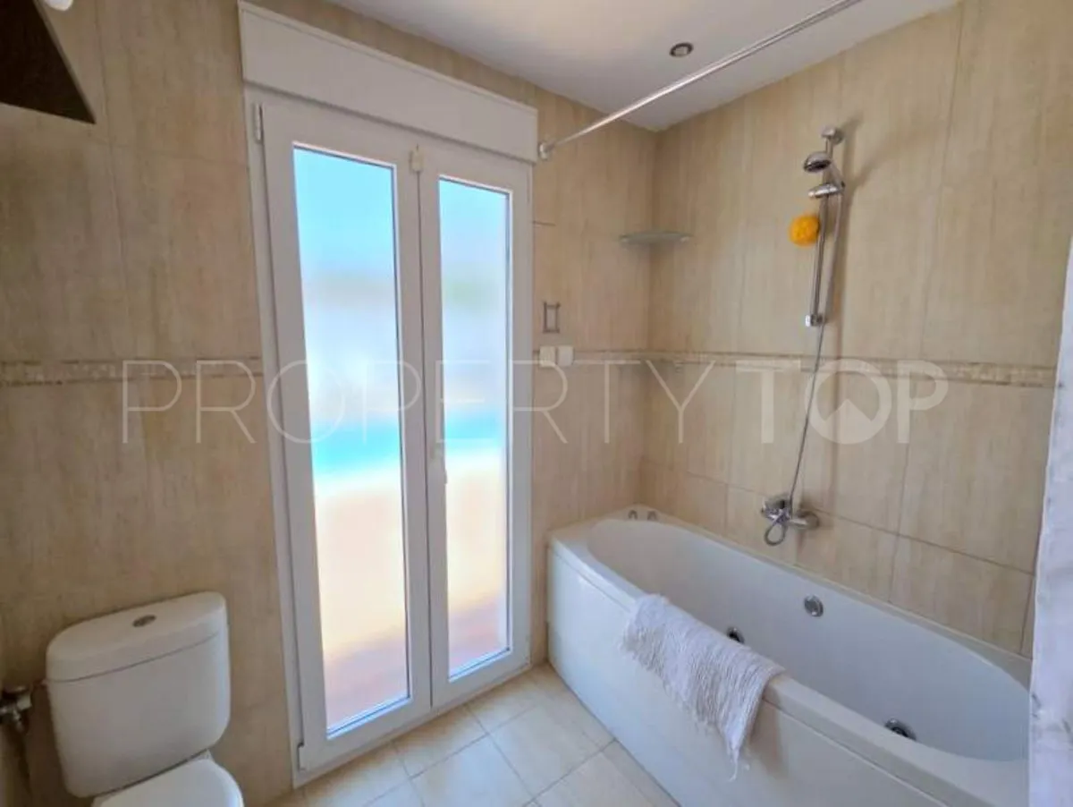 Villa a la venta en La Duquesa con 5 dormitorios