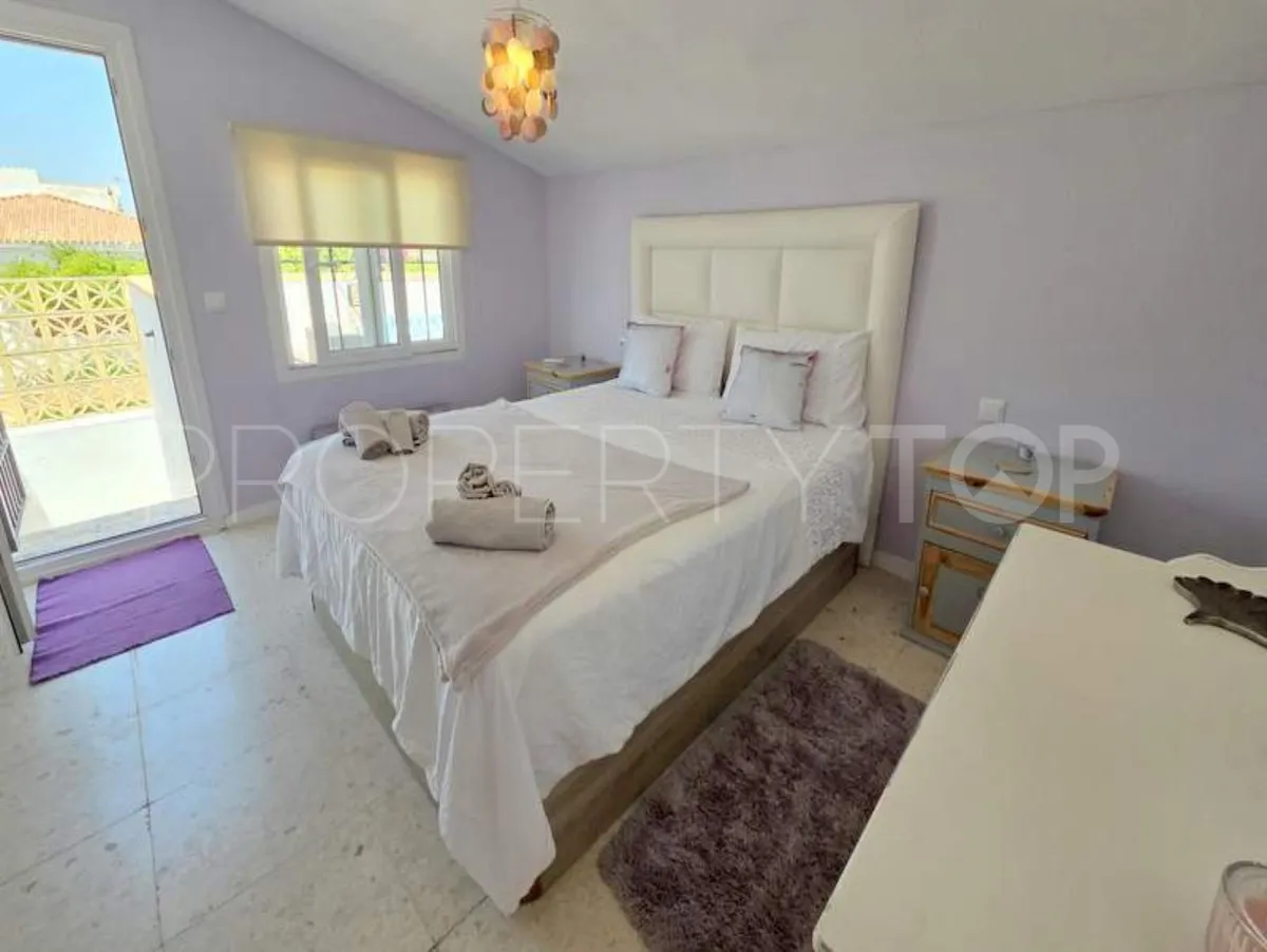 Villa a la venta en La Duquesa con 5 dormitorios