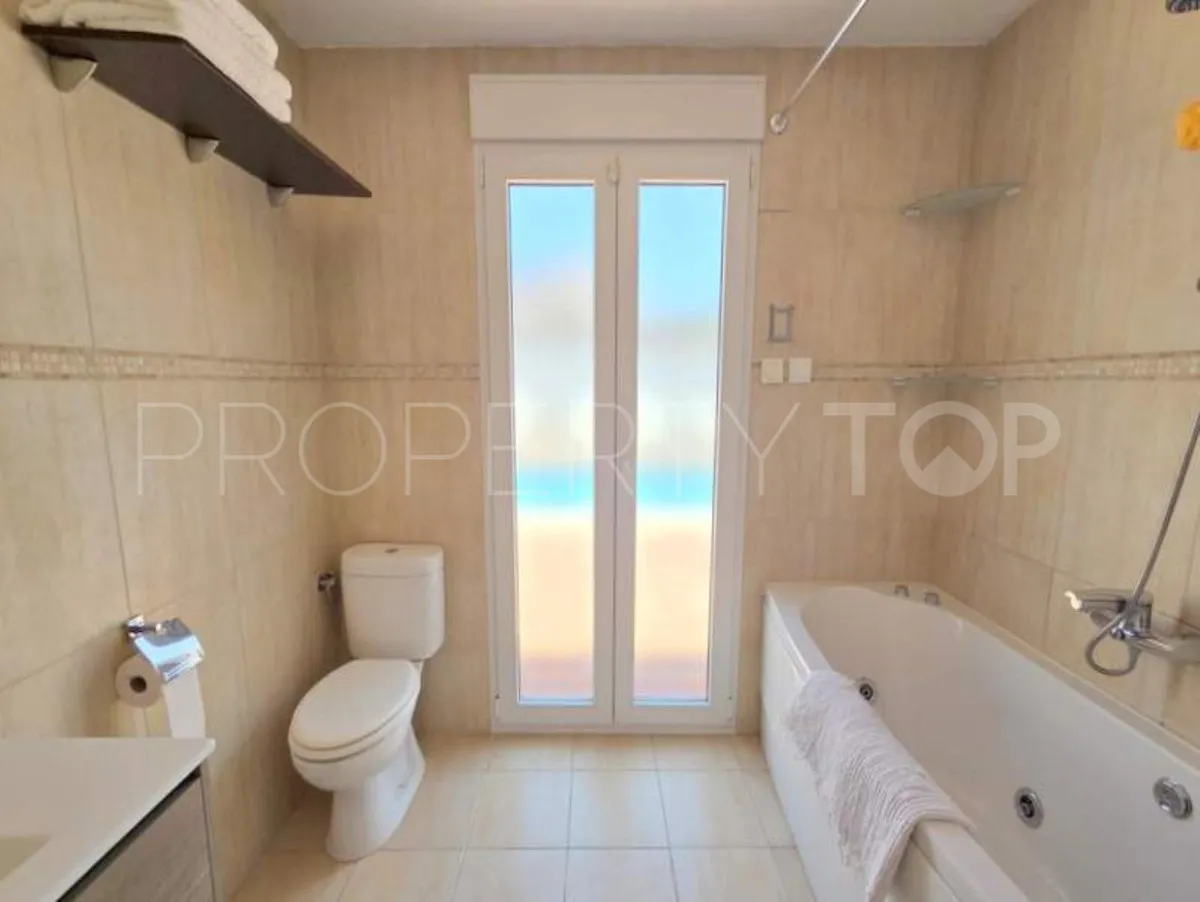 Villa a la venta en La Duquesa con 5 dormitorios