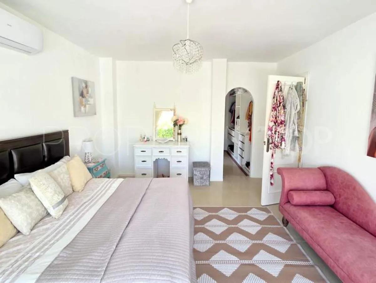 Villa a la venta en La Duquesa con 5 dormitorios