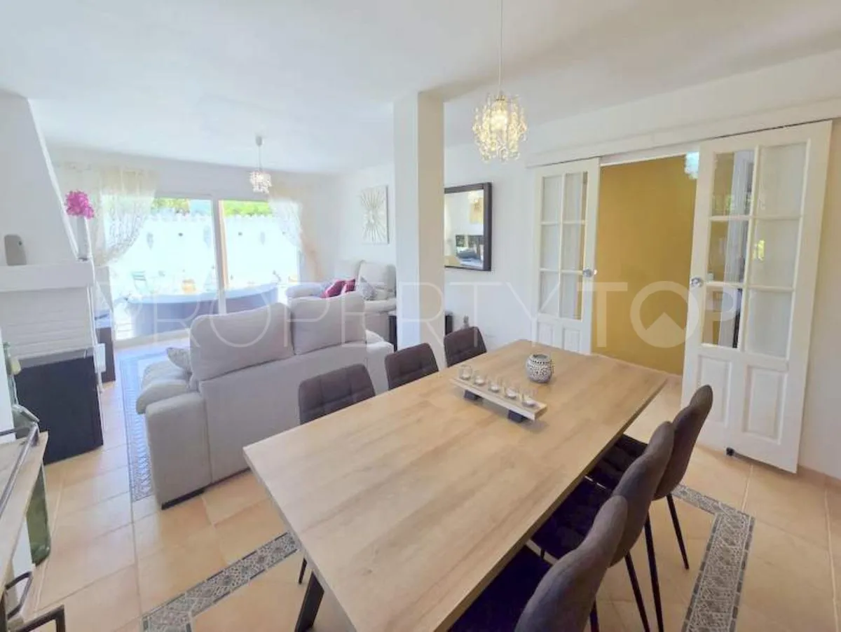 Villa a la venta en La Duquesa con 5 dormitorios