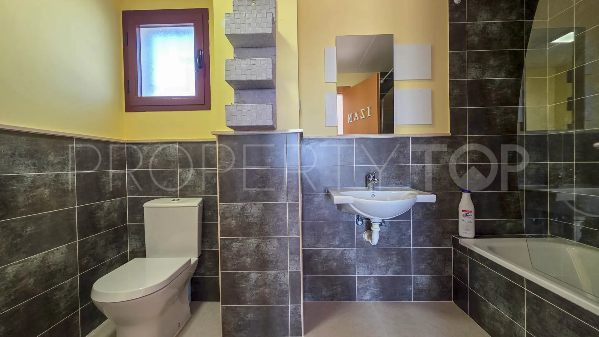 Se vende pareado con 2 dormitorios en Casares Playa