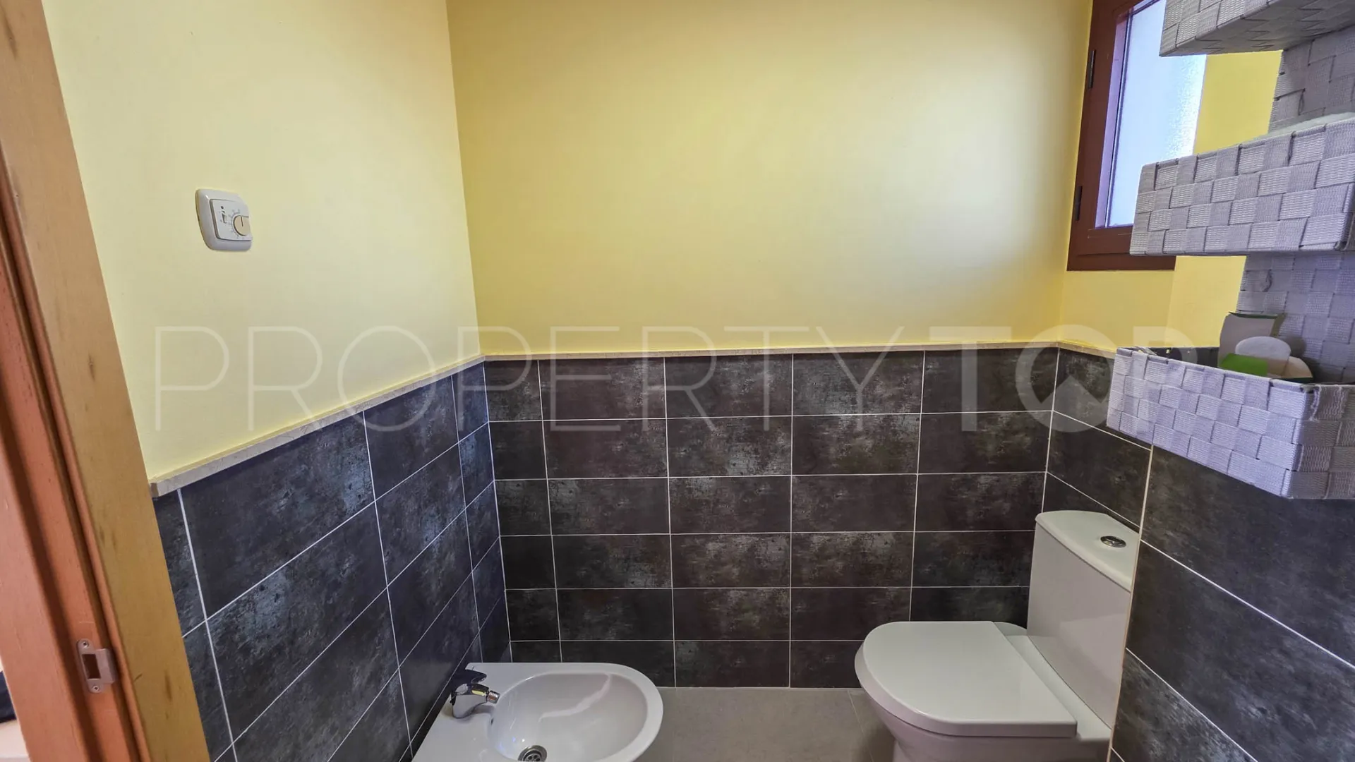 Se vende pareado con 2 dormitorios en Casares Playa