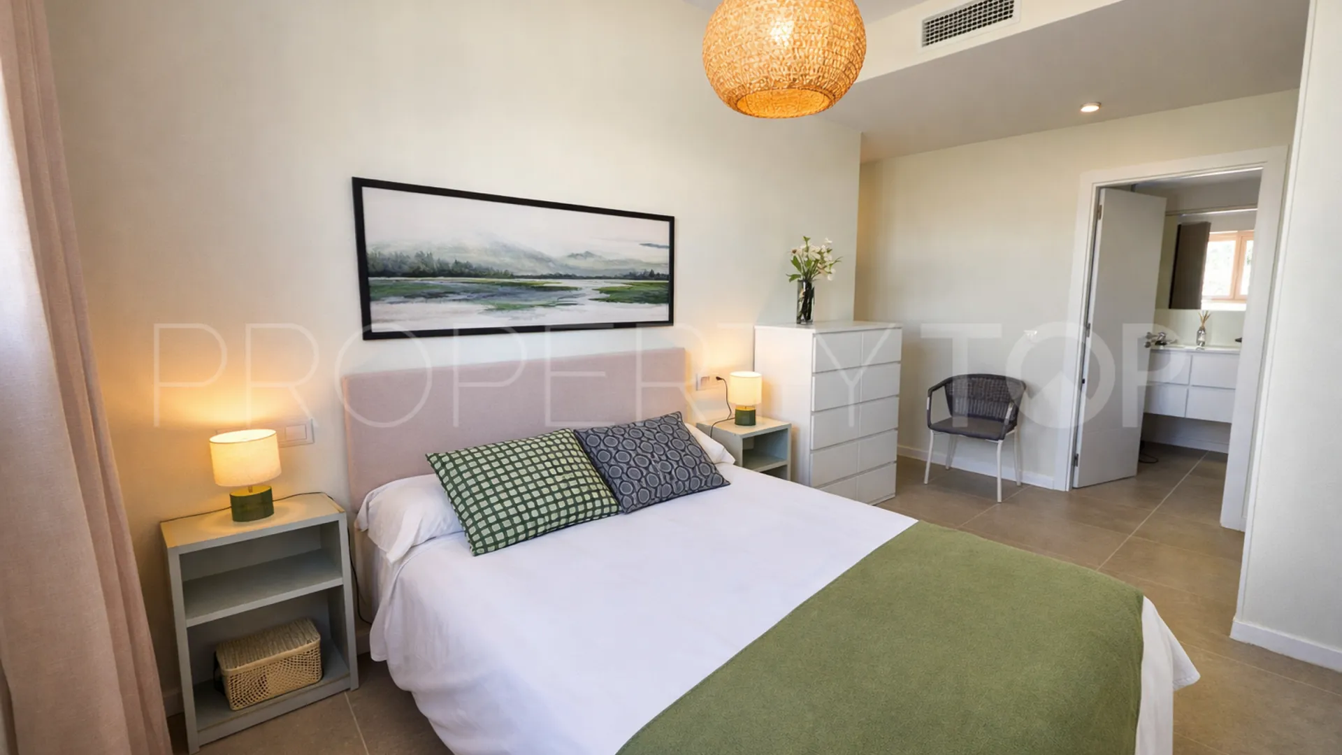 Apartamento en venta de 3 dormitorios en Estepona