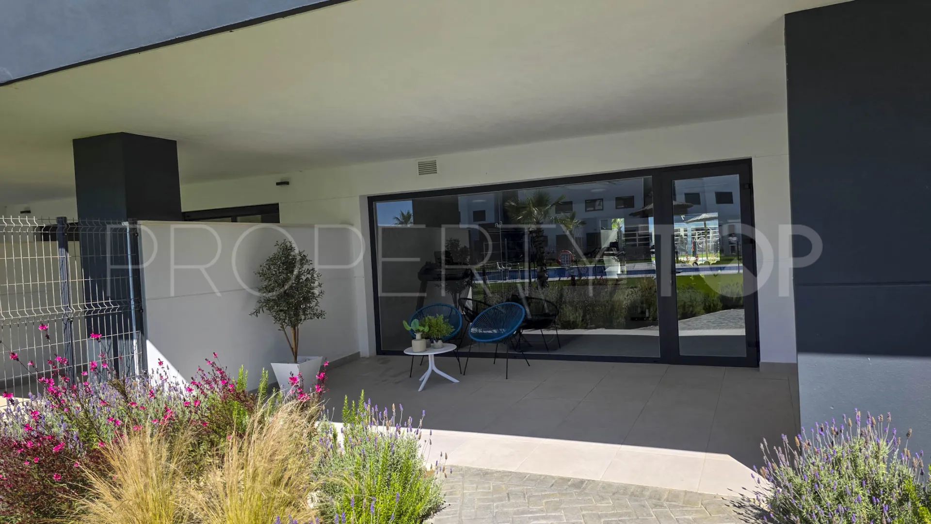 Apartamento en venta de 3 dormitorios en Estepona