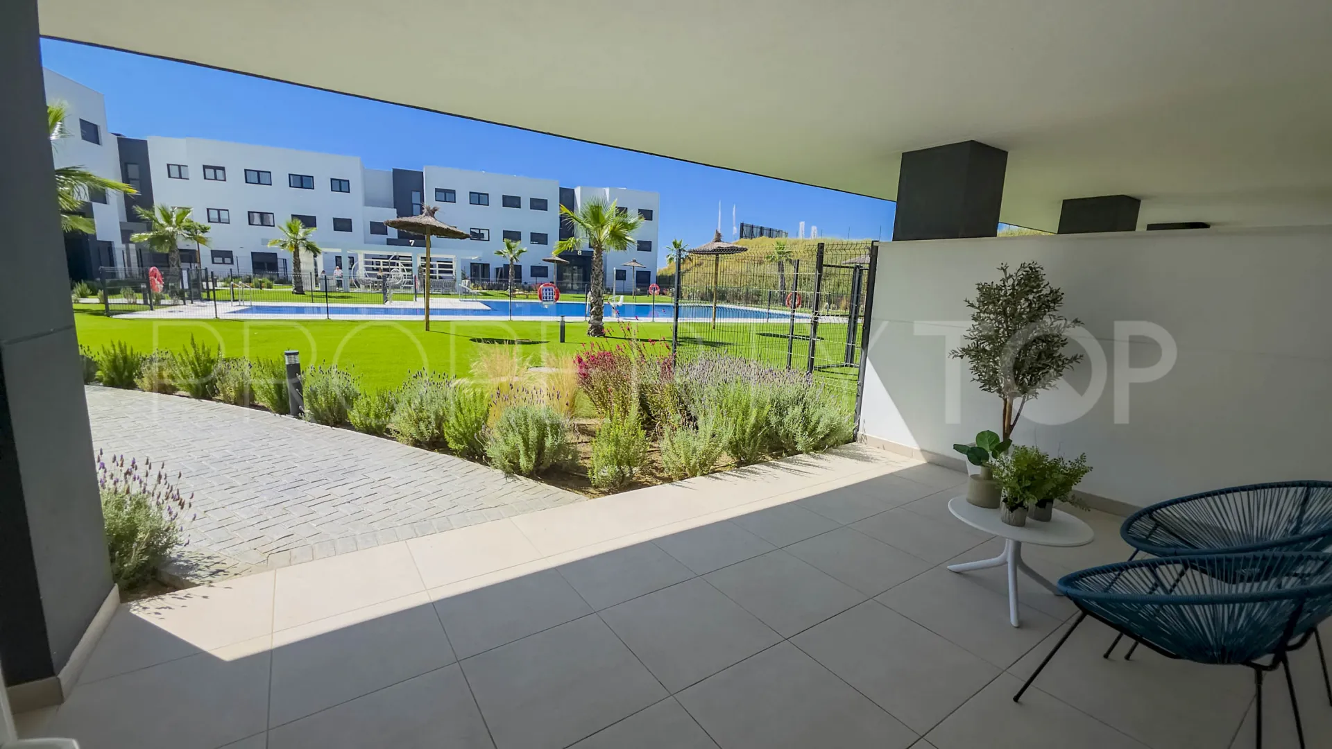 Apartamento en venta de 3 dormitorios en Estepona