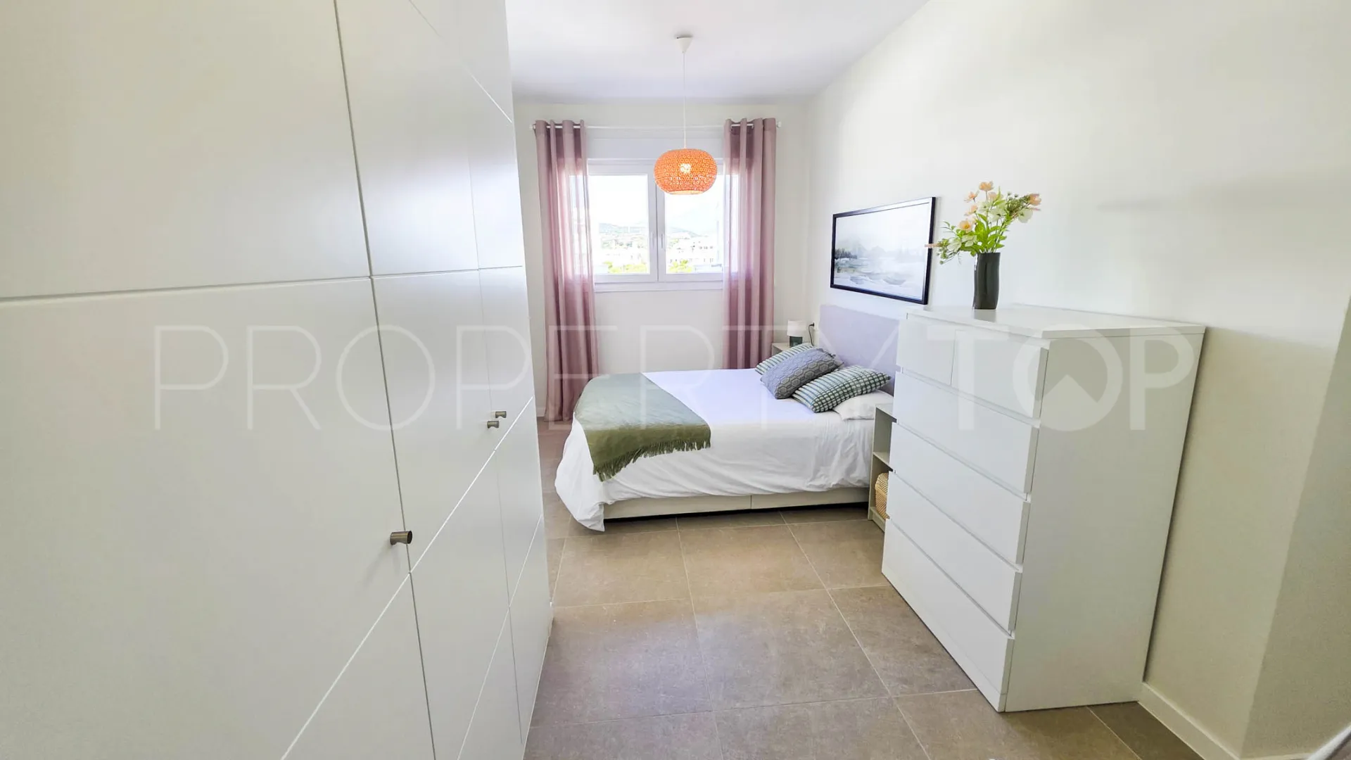 Apartamento en venta de 3 dormitorios en Estepona