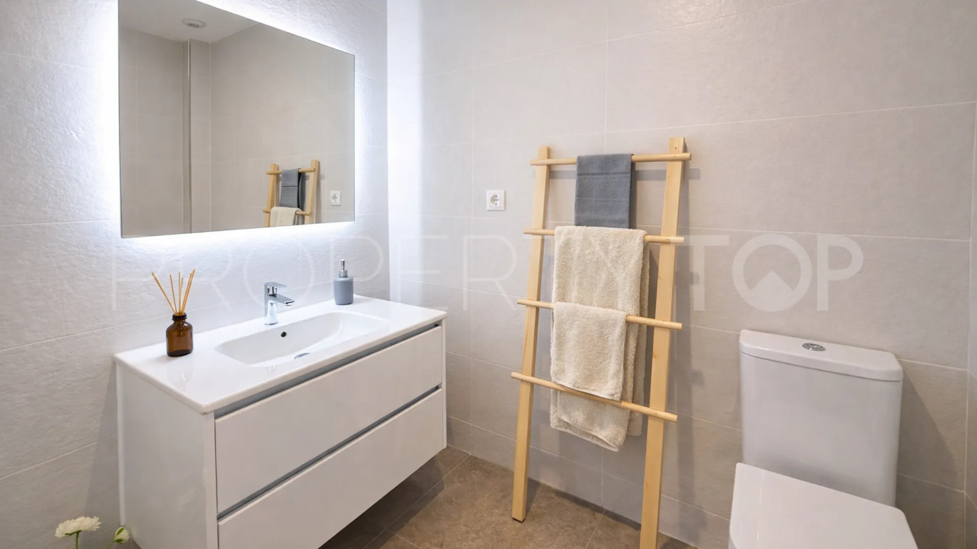 Apartamento en venta de 3 dormitorios en Estepona