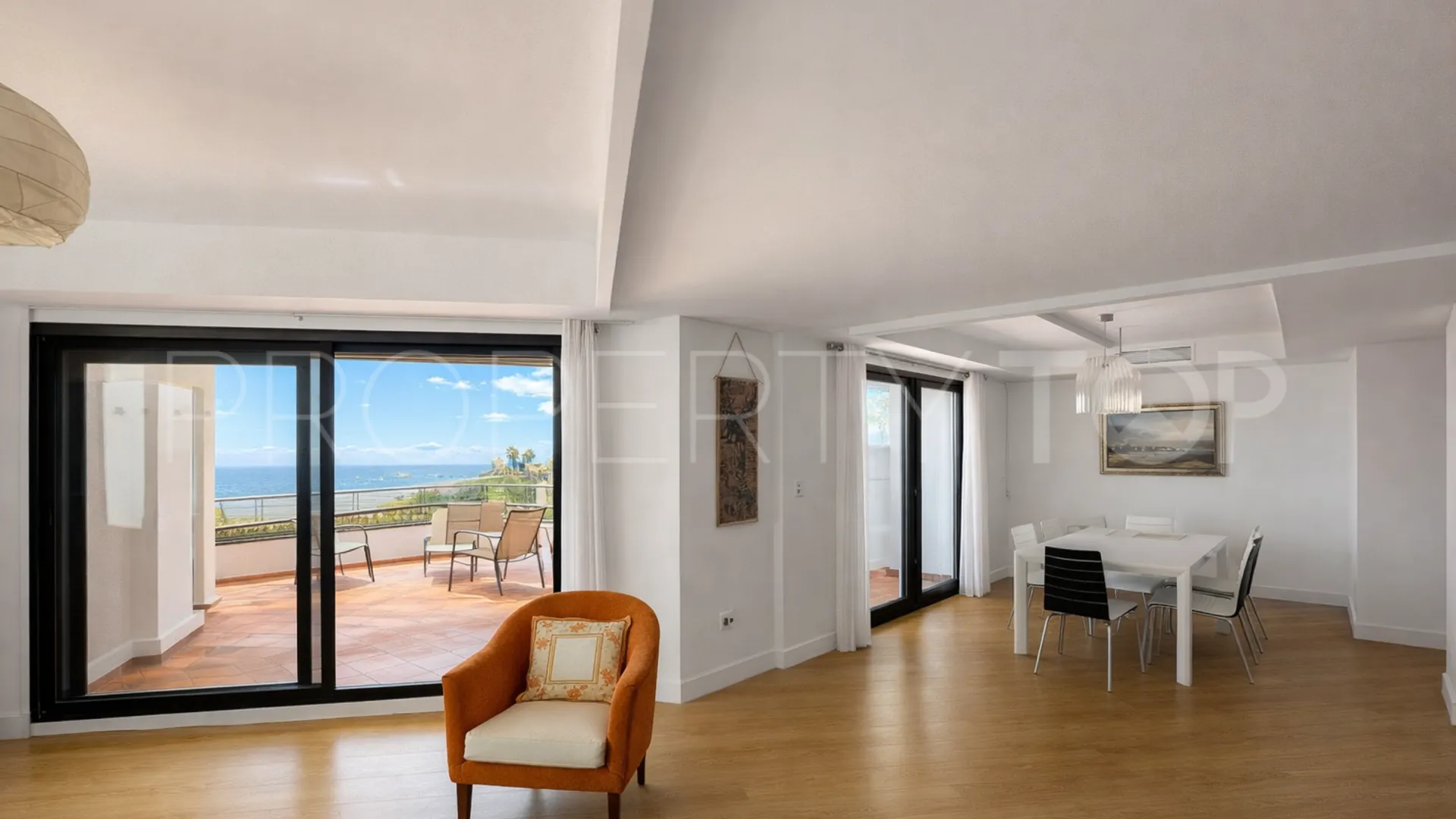 Se vende apartamento planta baja en Casares Playa de 2 dormitorios