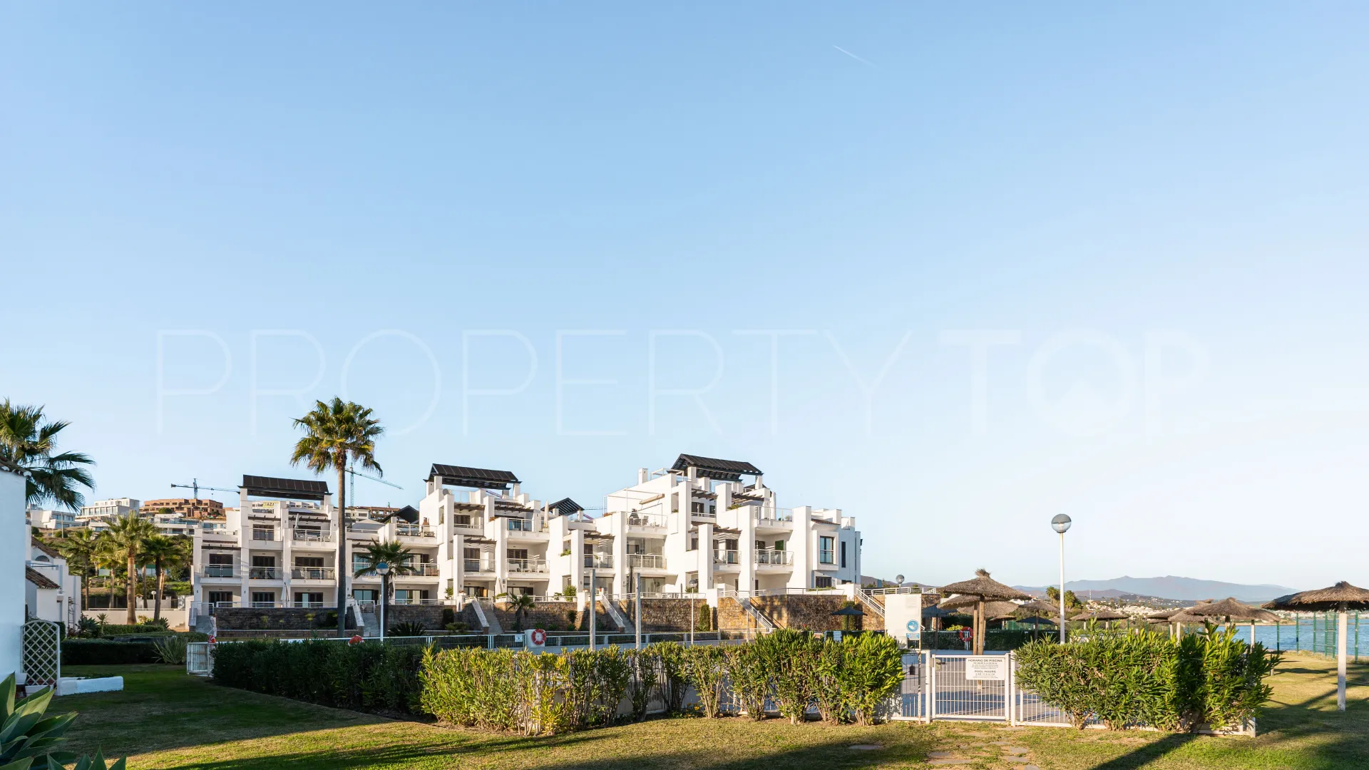Se vende apartamento planta baja en Casares Playa de 2 dormitorios