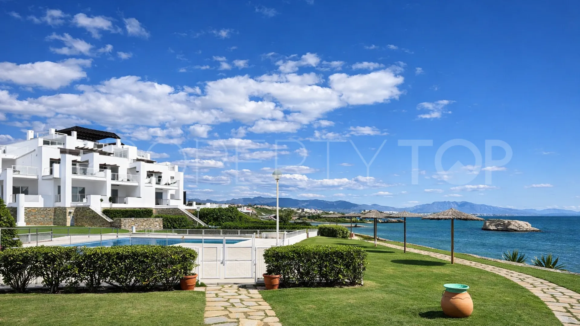 Se vende apartamento planta baja en Casares Playa de 2 dormitorios