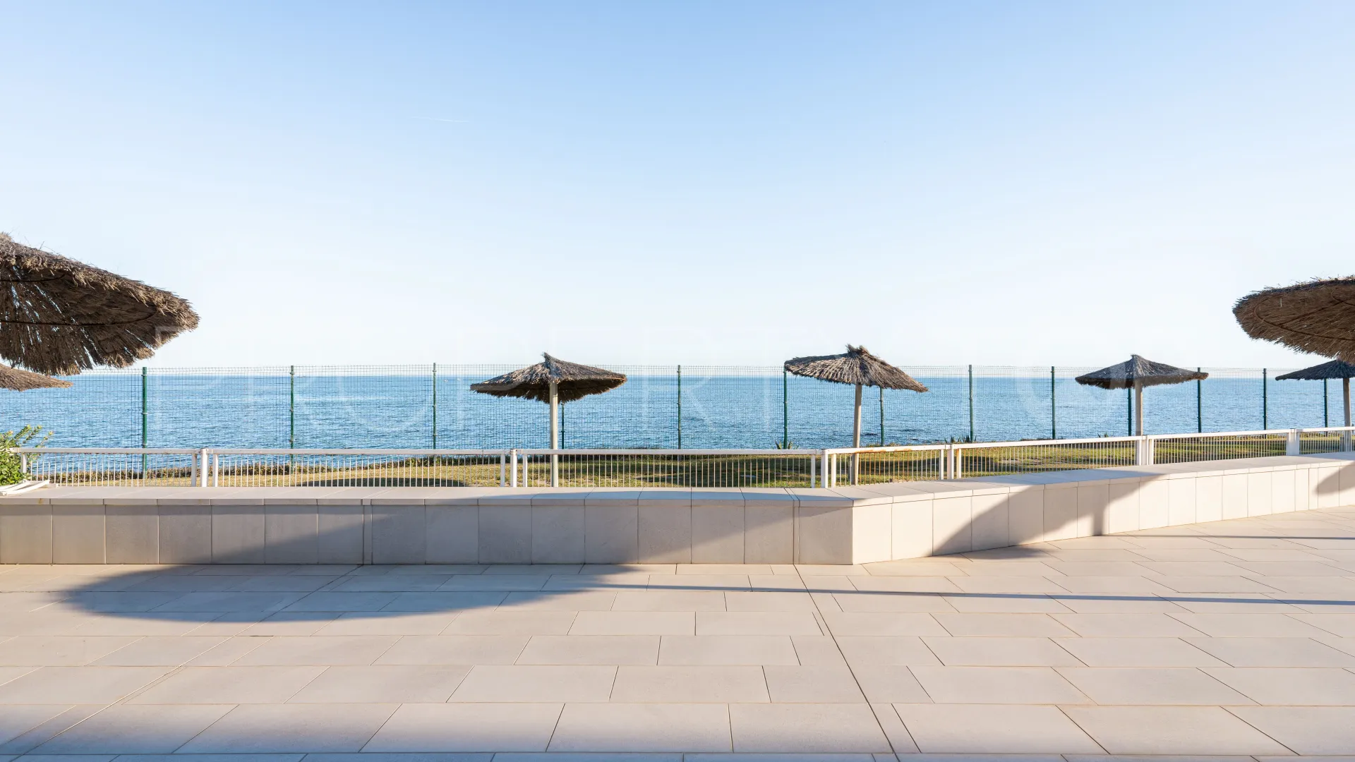 Se vende apartamento planta baja en Casares Playa de 2 dormitorios