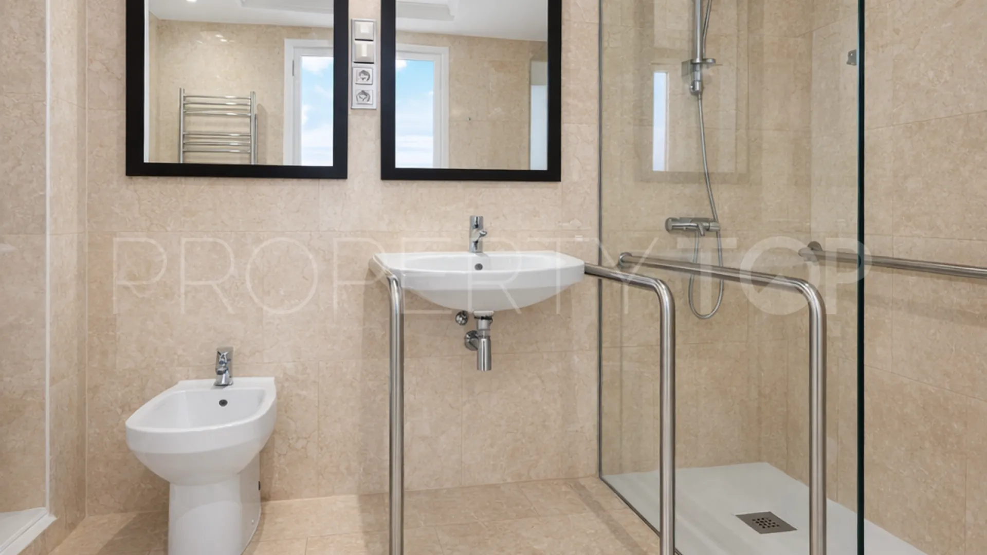 Se vende apartamento planta baja en Casares Playa de 2 dormitorios