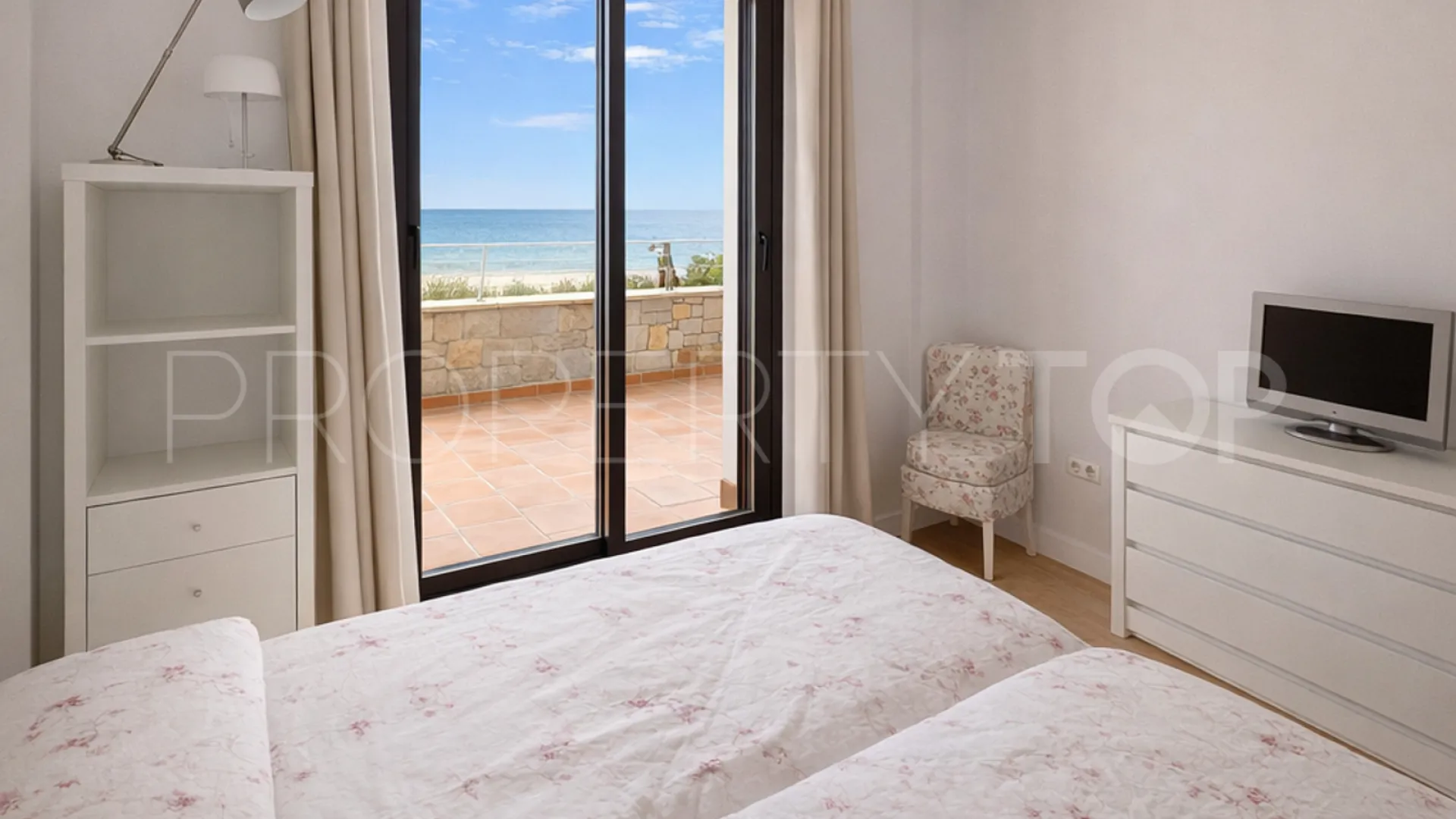 Se vende apartamento planta baja en Casares Playa de 2 dormitorios