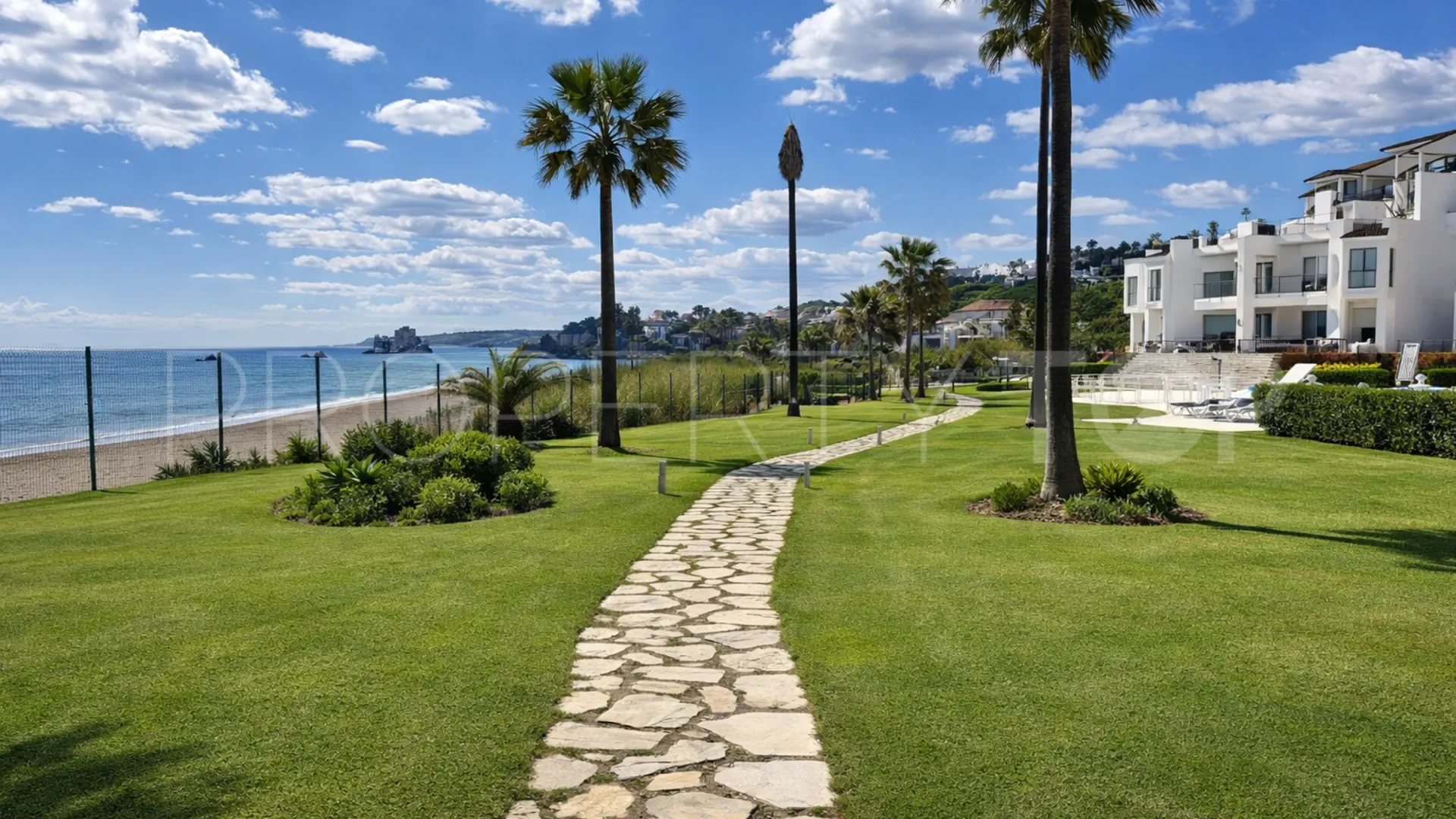 Se vende apartamento planta baja en Casares Playa de 2 dormitorios