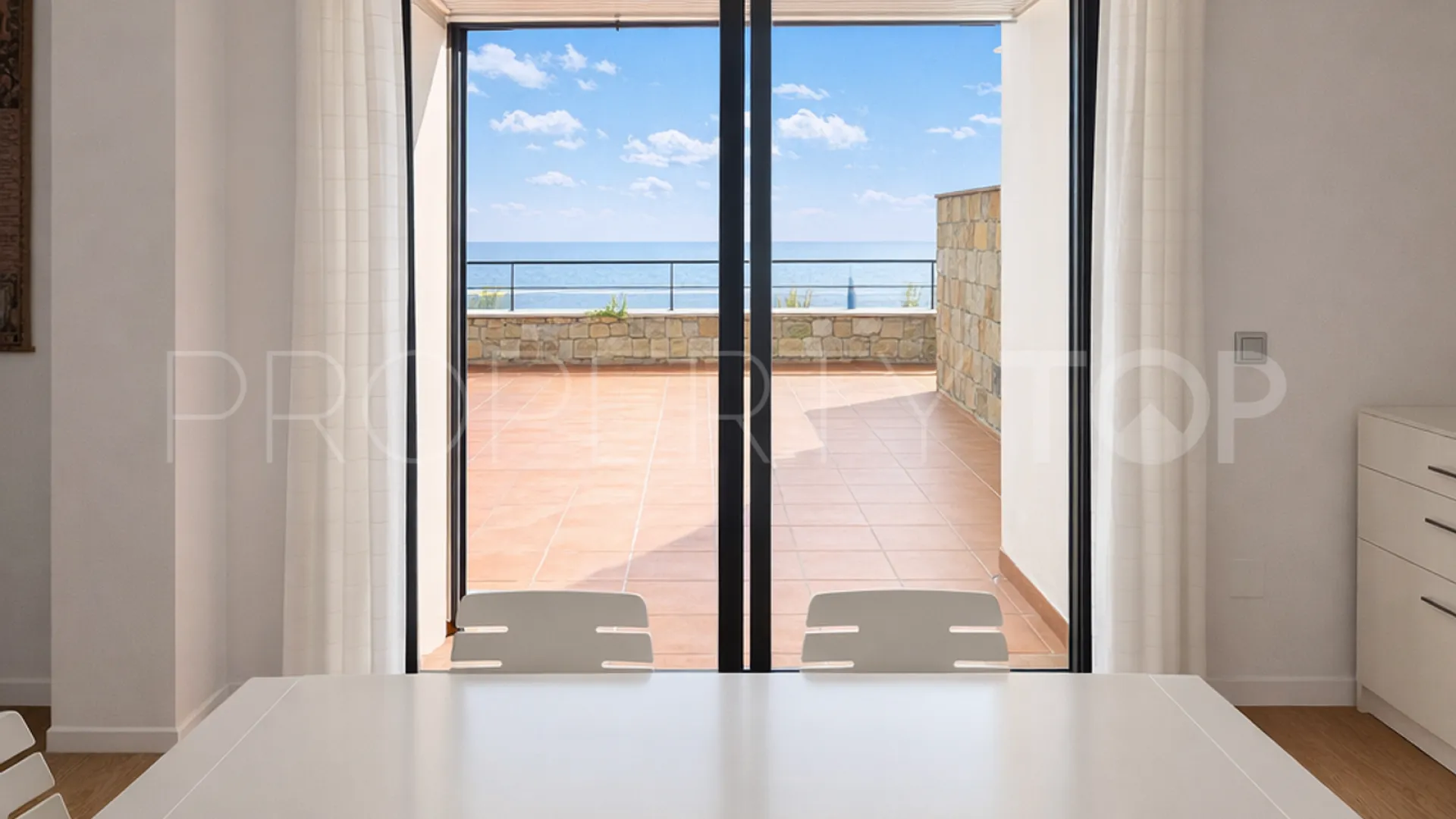 Se vende apartamento planta baja en Casares Playa de 2 dormitorios