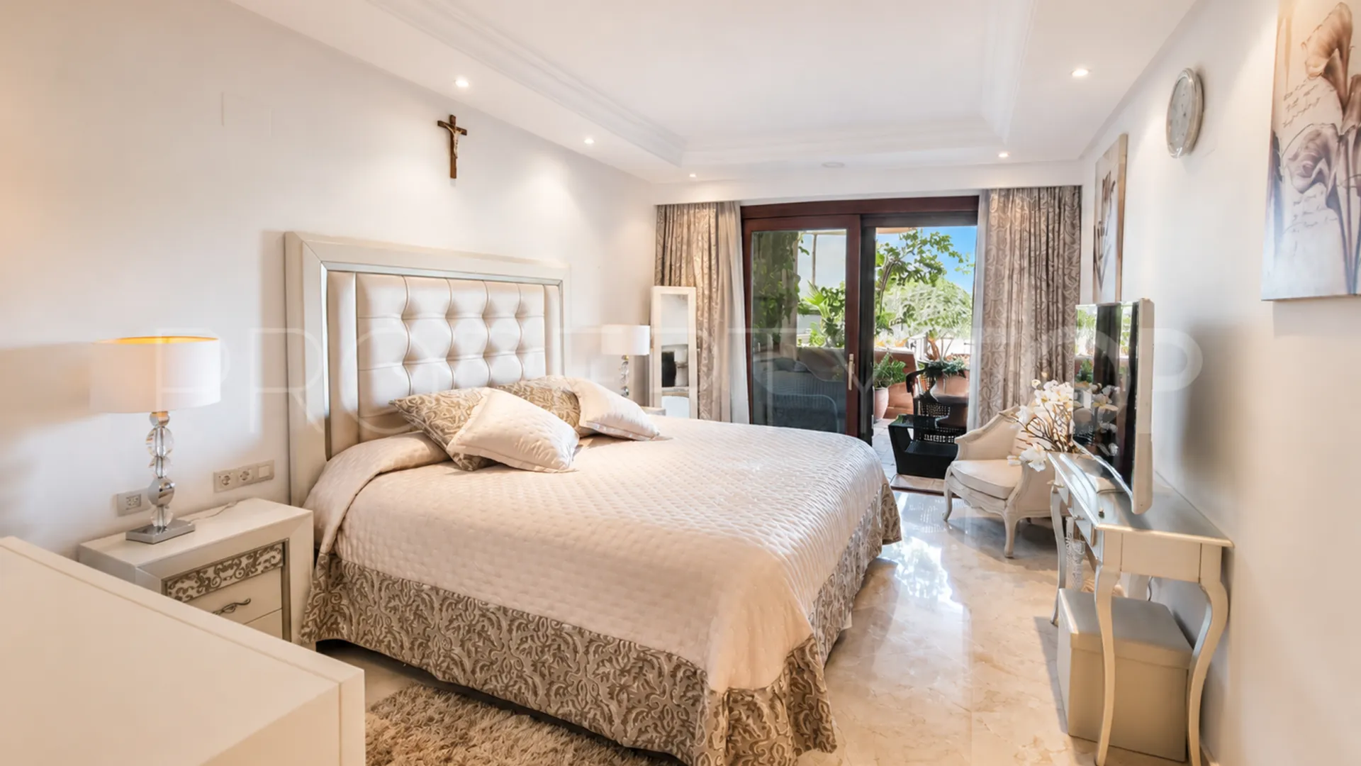 Se vende apartamento con 2 dormitorios en Estepona Este