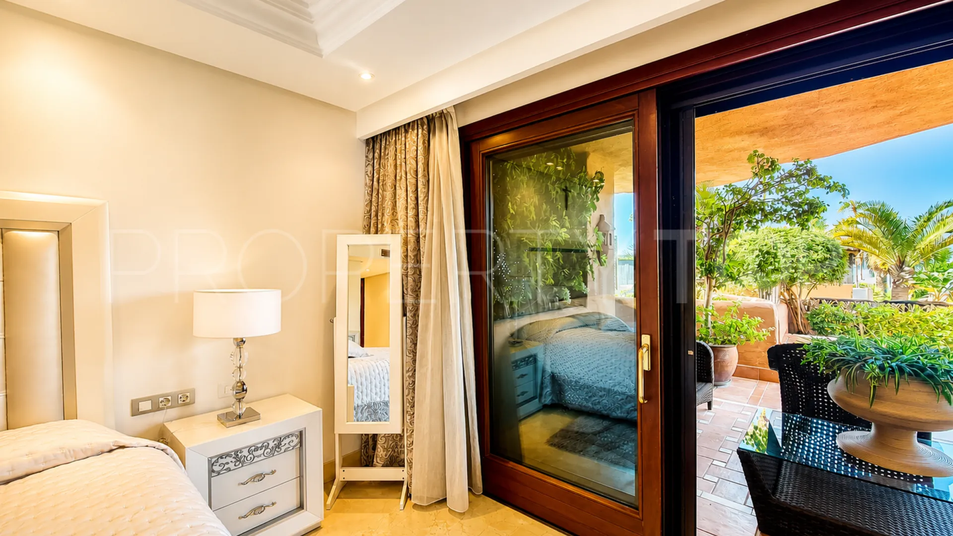 Se vende apartamento con 2 dormitorios en Estepona Este