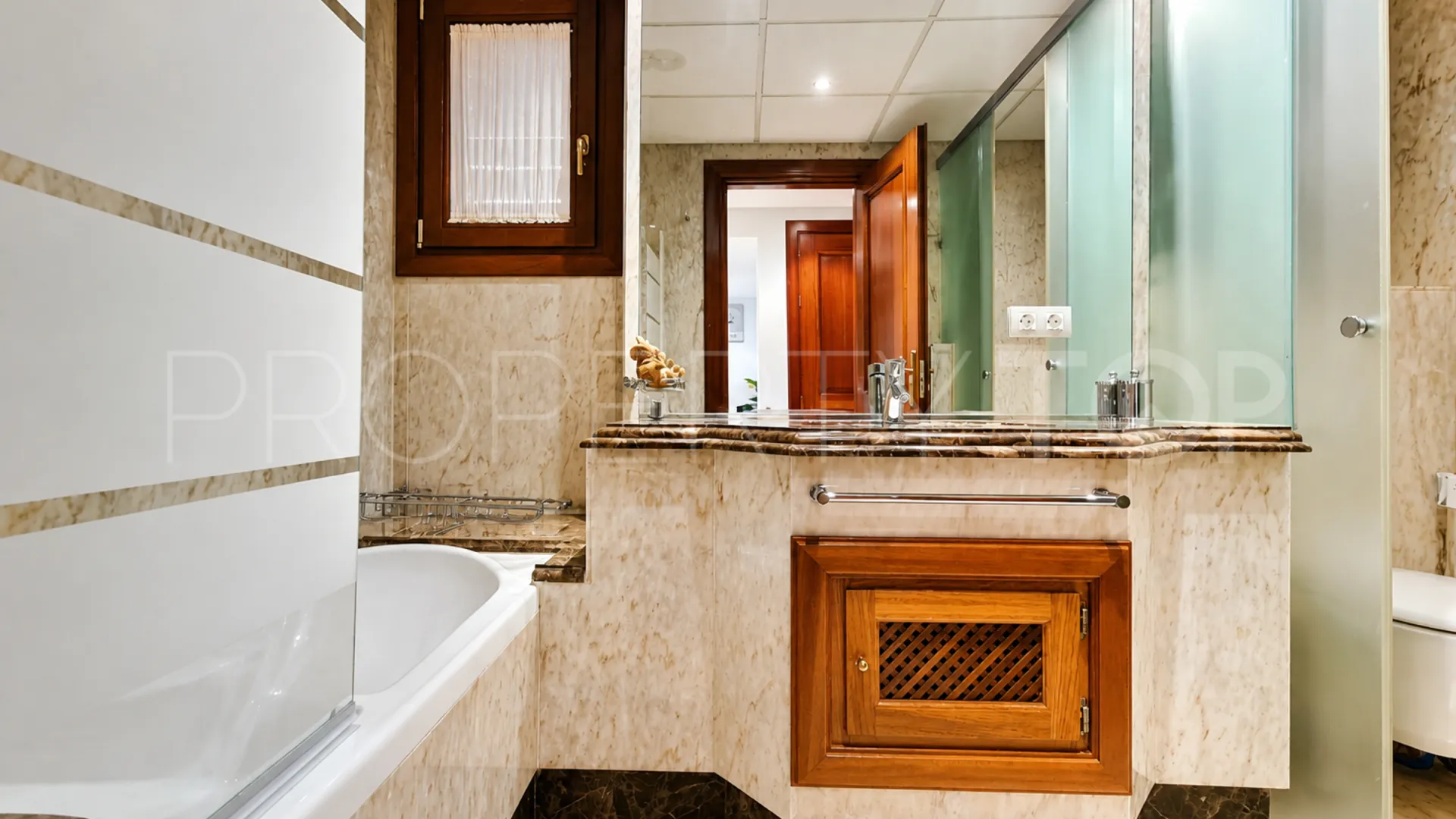 Se vende apartamento con 2 dormitorios en Estepona Este
