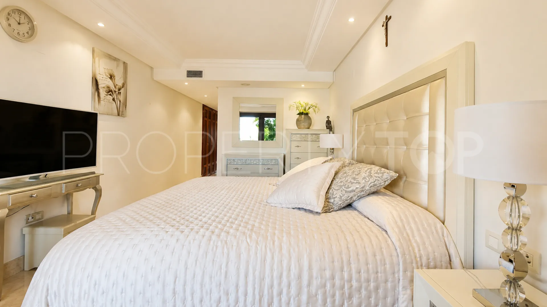 Se vende apartamento con 2 dormitorios en Estepona Este