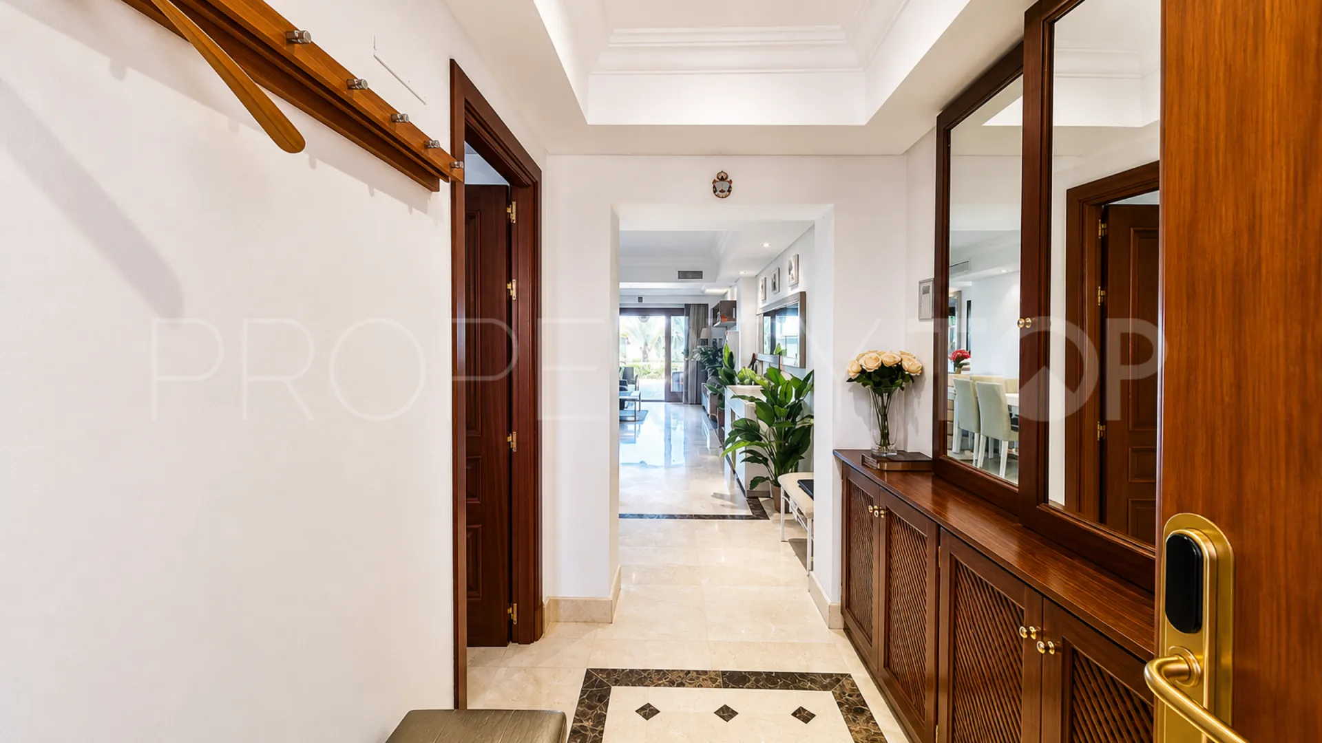 Se vende apartamento con 2 dormitorios en Estepona Este