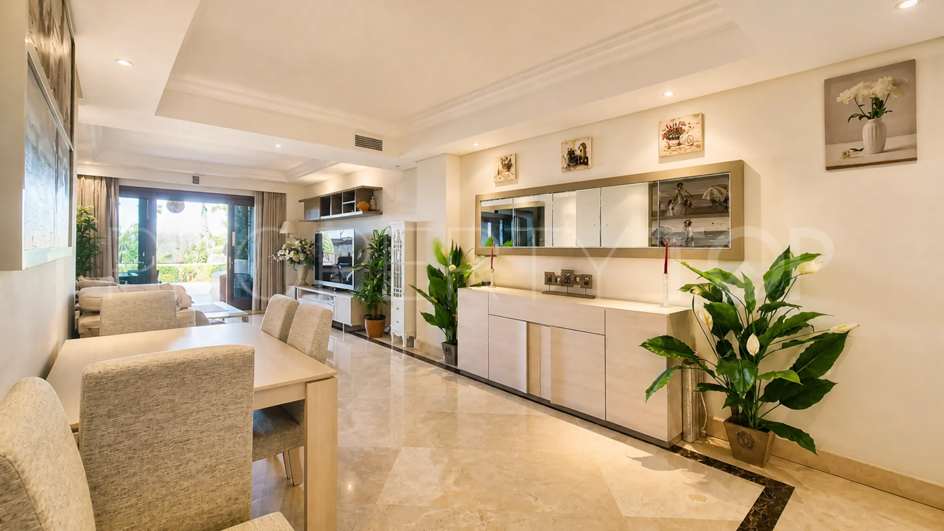 Se vende apartamento con 2 dormitorios en Estepona Este