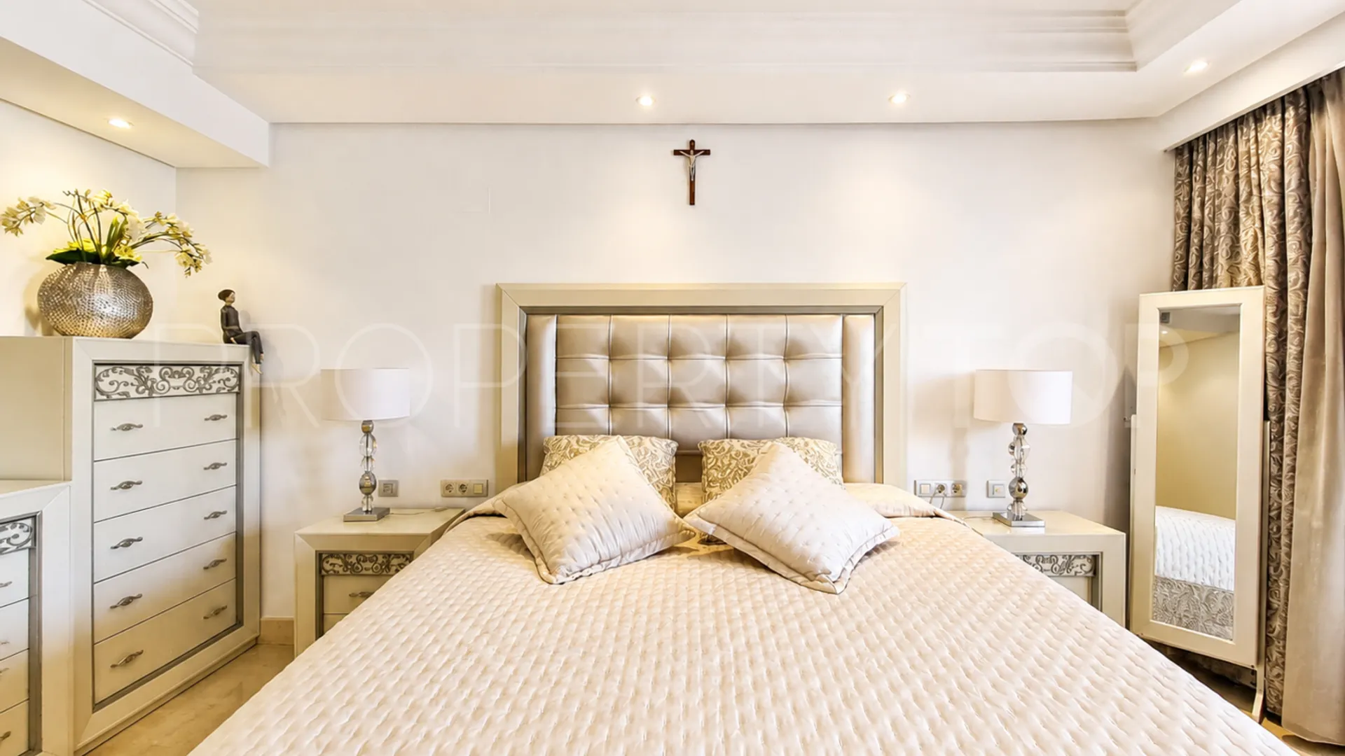 Se vende apartamento con 2 dormitorios en Estepona Este