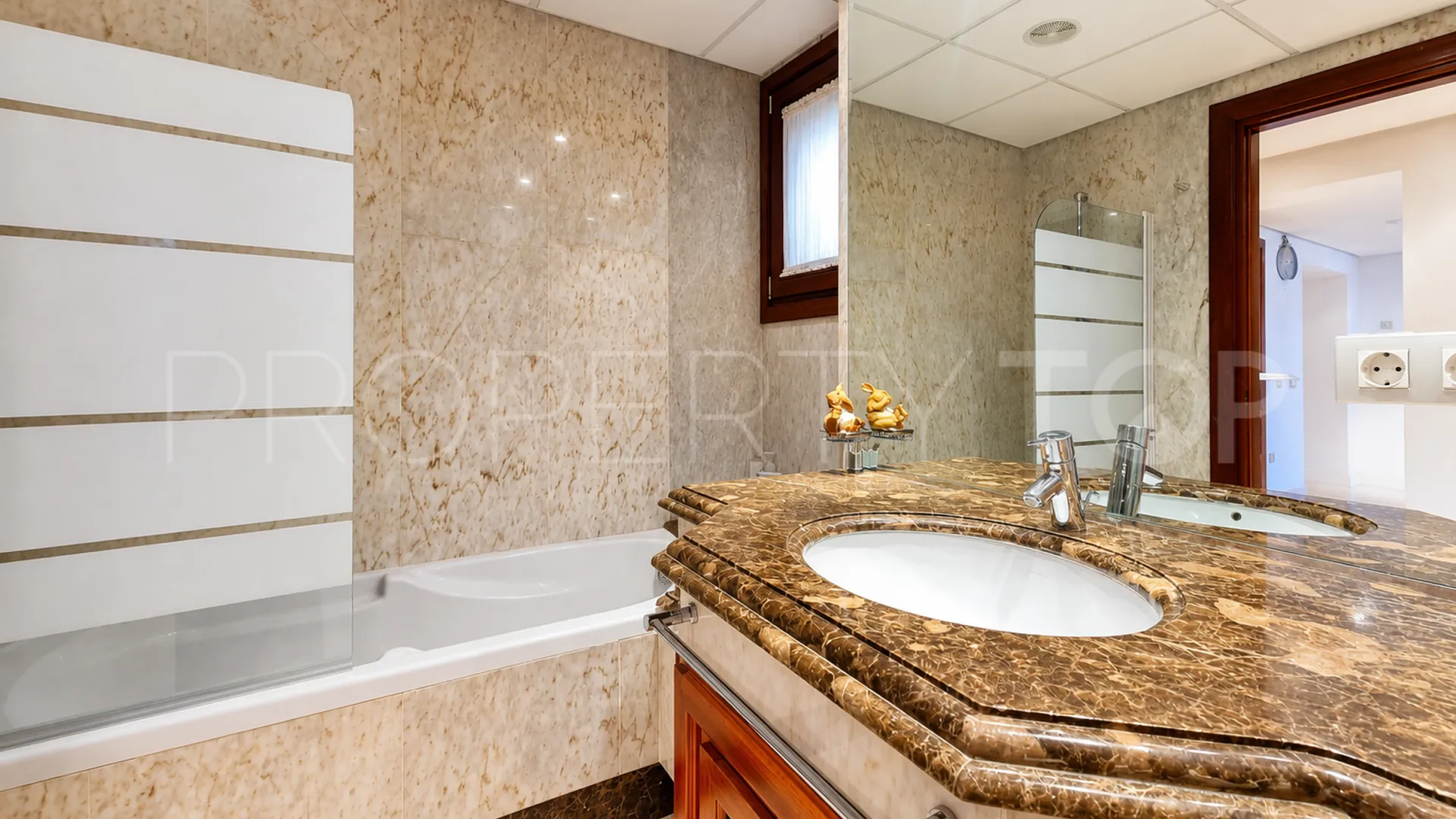Se vende apartamento con 2 dormitorios en Estepona Este