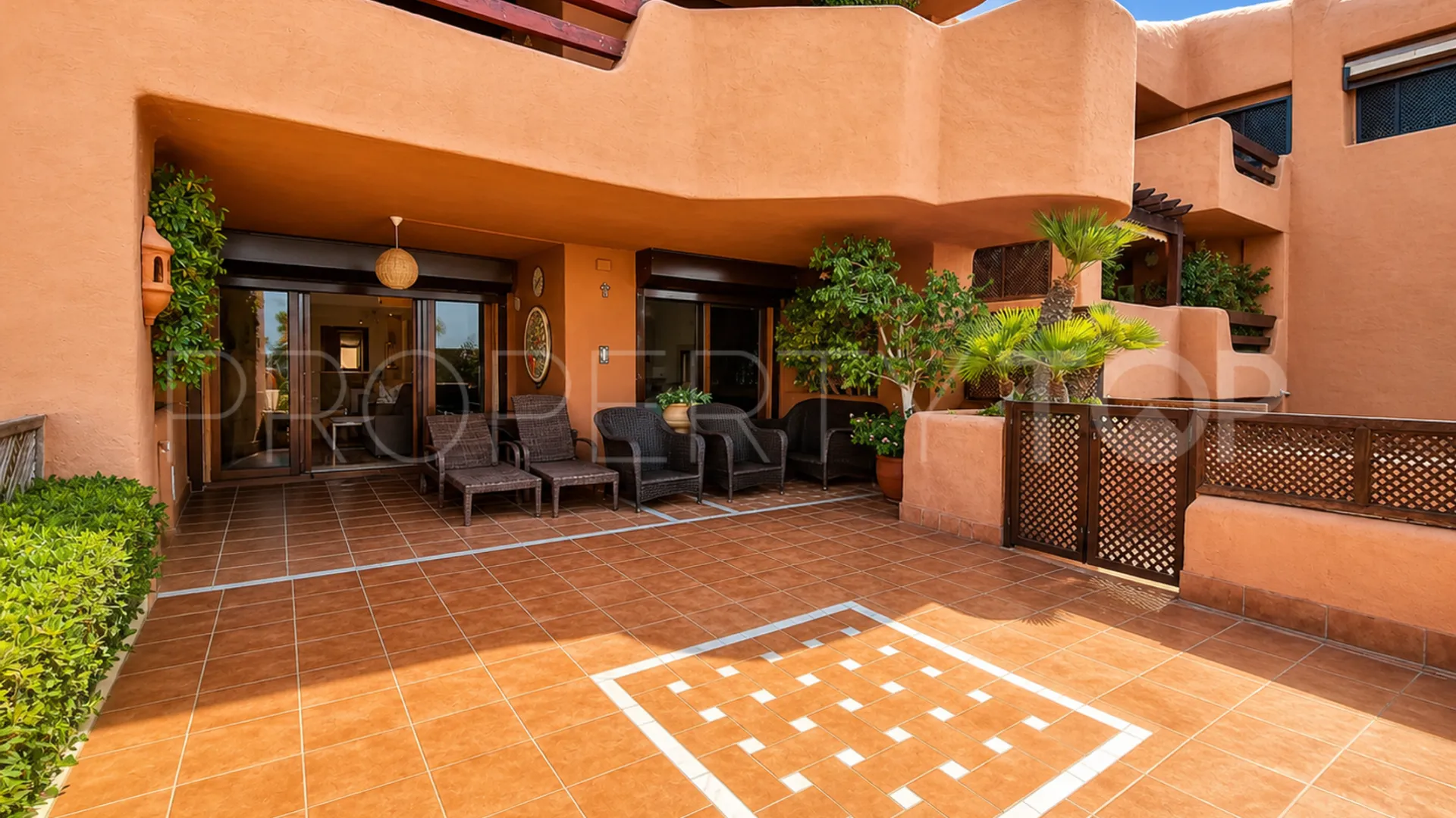 Se vende apartamento con 2 dormitorios en Estepona Este