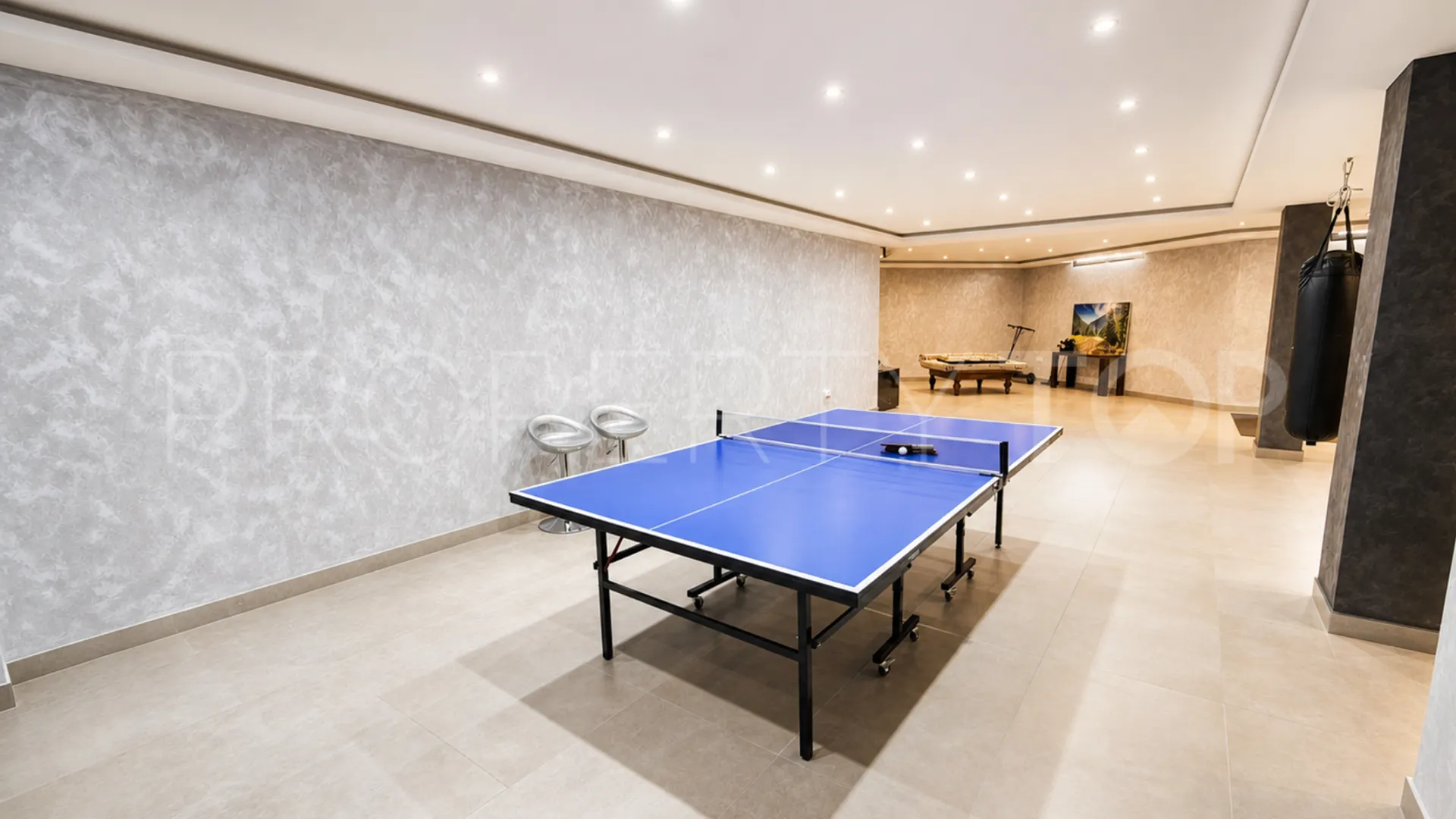 Villa a la venta con 4 dormitorios en Estepona