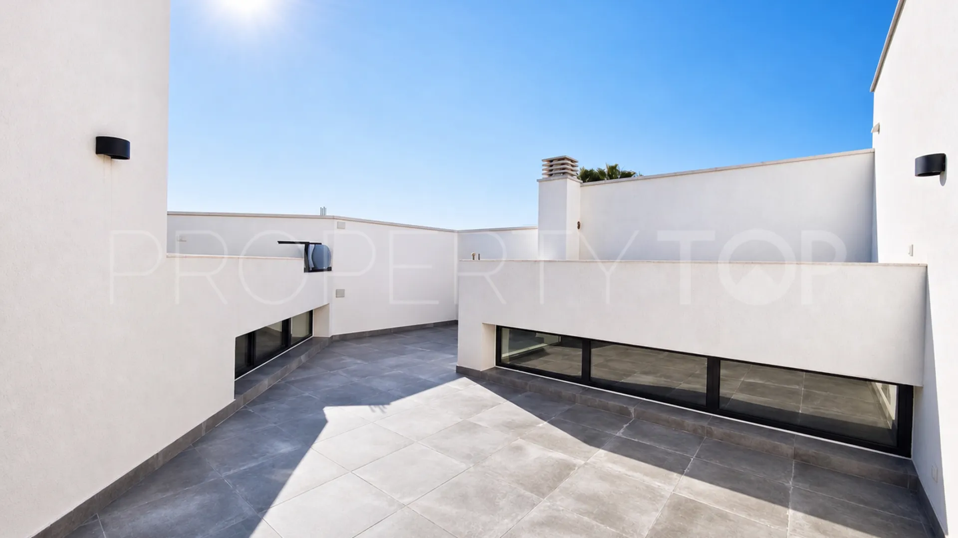 Villa a la venta con 4 dormitorios en Estepona