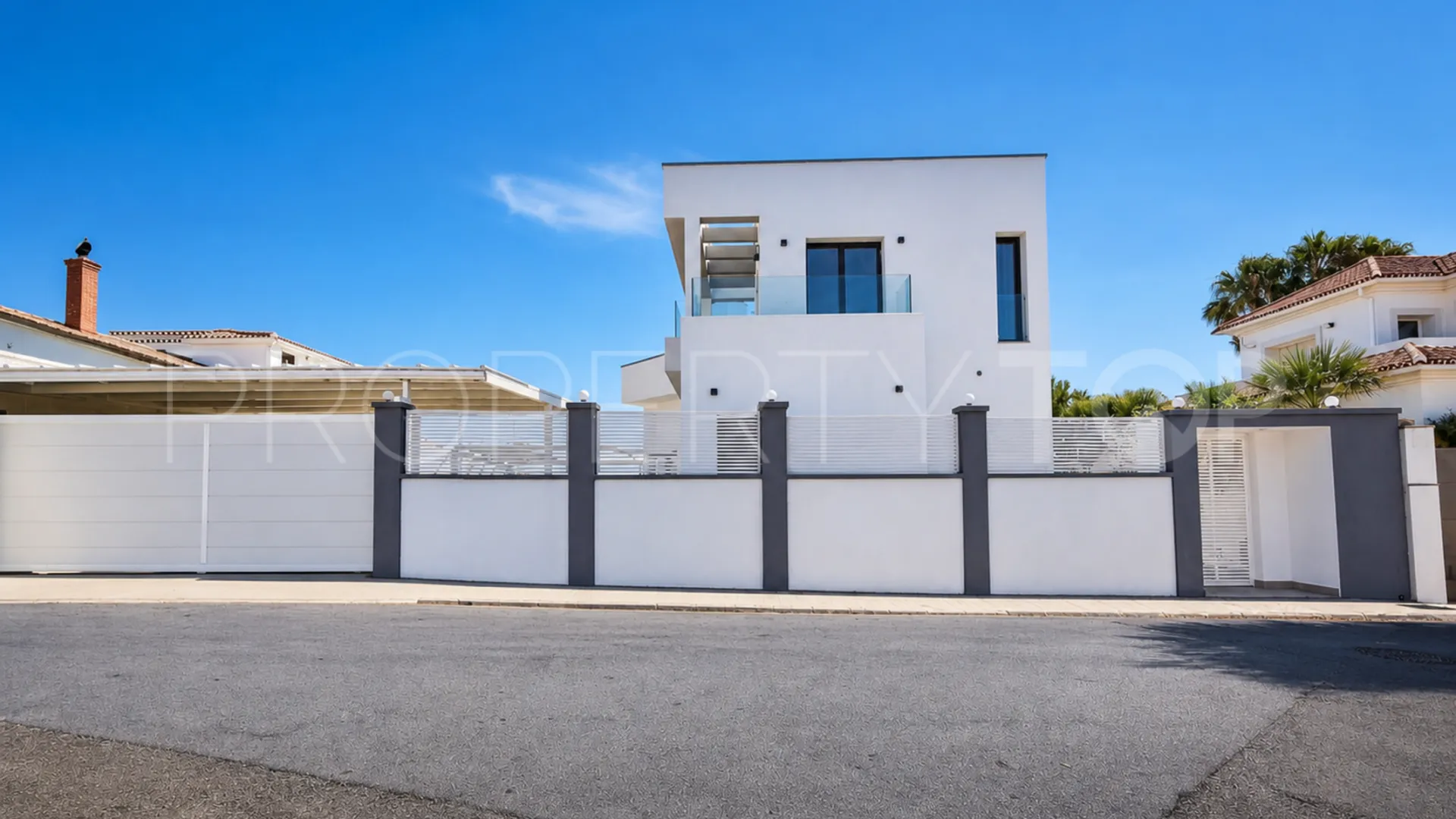 Villa a la venta con 4 dormitorios en Estepona