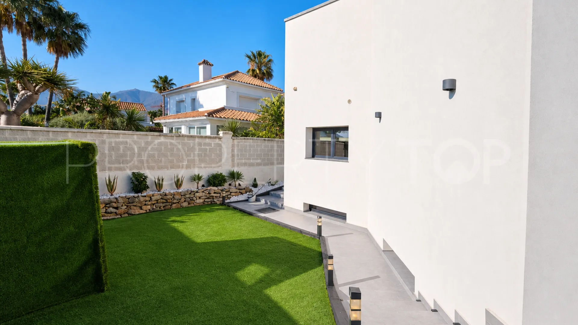 Villa a la venta con 4 dormitorios en Estepona