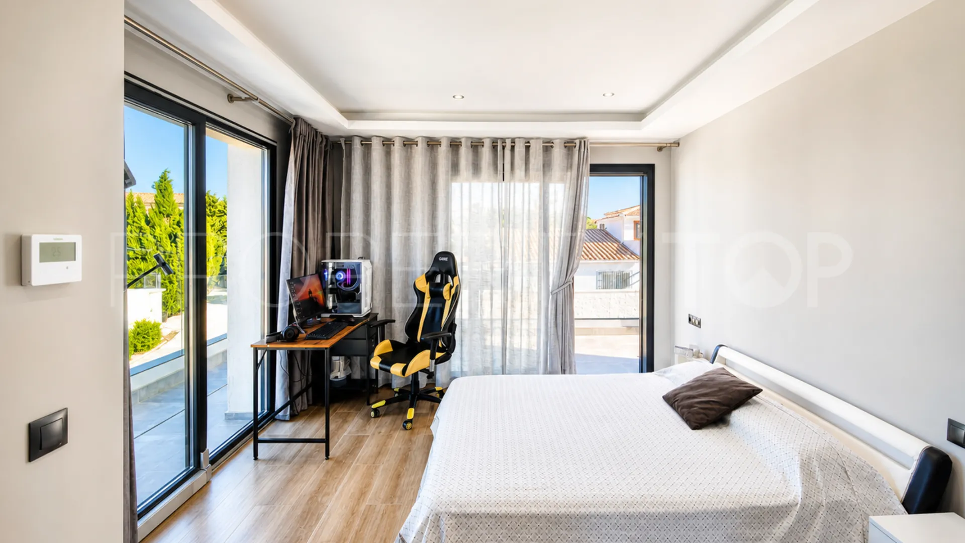 Villa a la venta con 4 dormitorios en Estepona