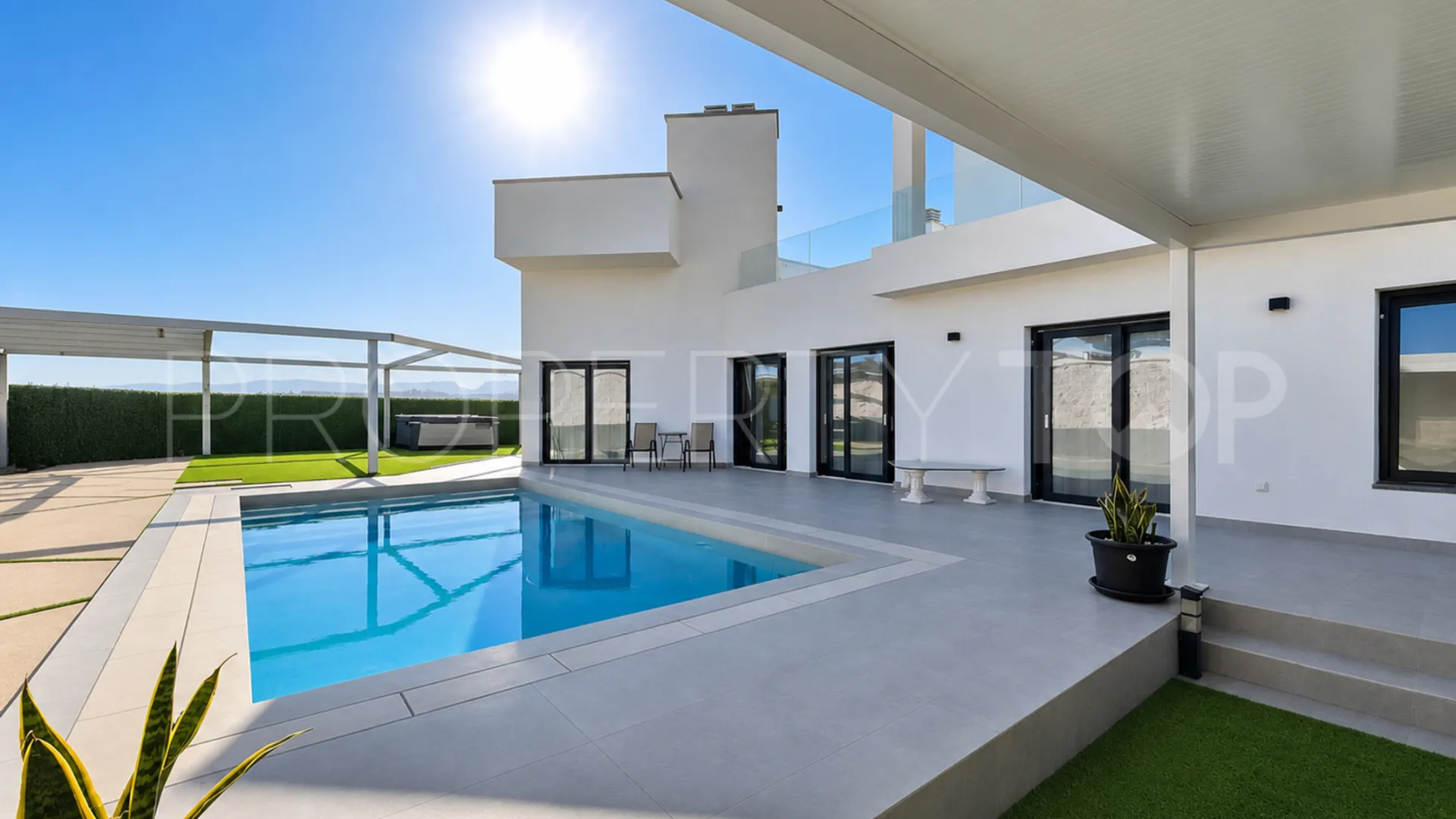 Villa a la venta con 4 dormitorios en Estepona