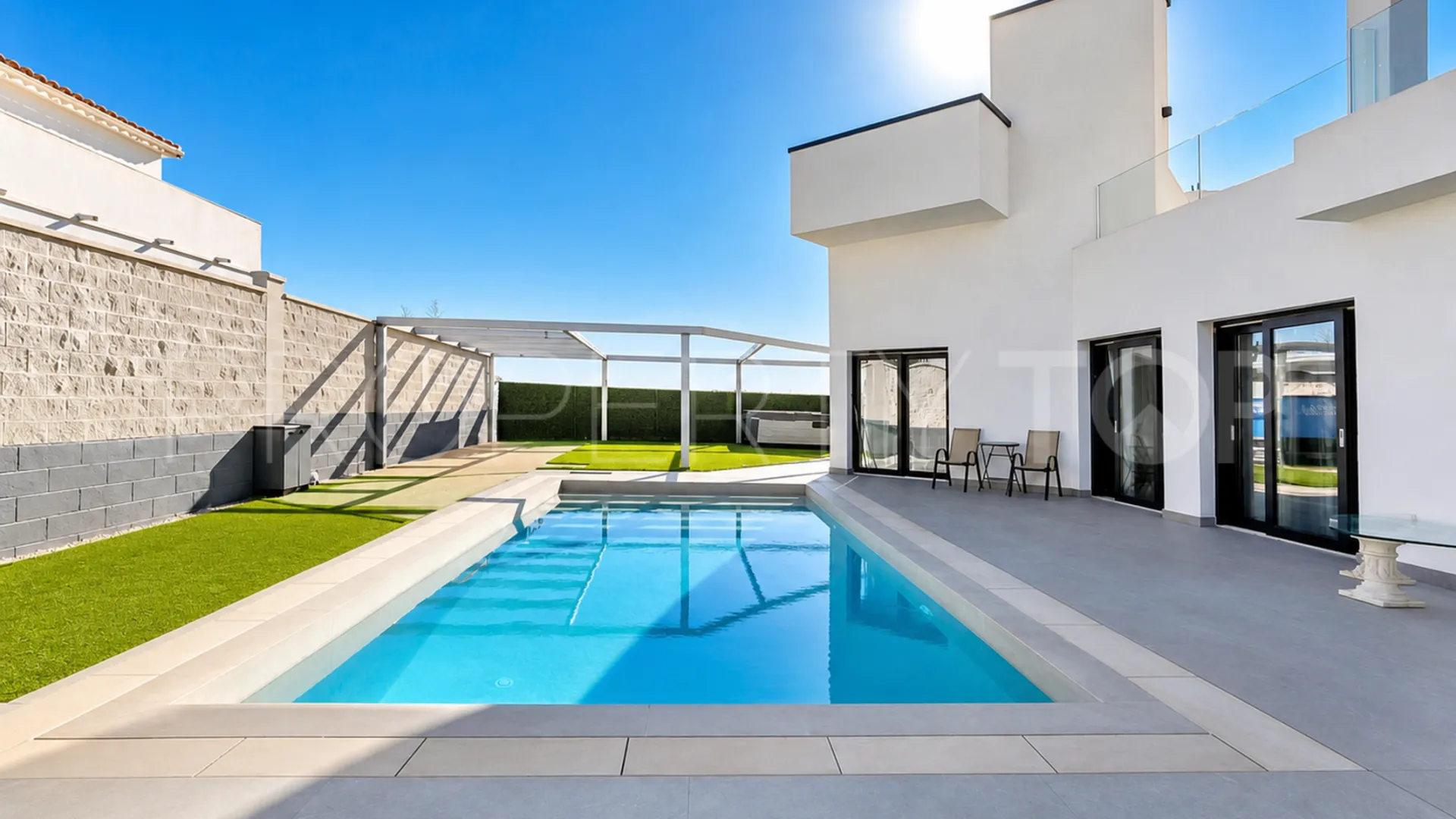 Villa a la venta con 4 dormitorios en Estepona