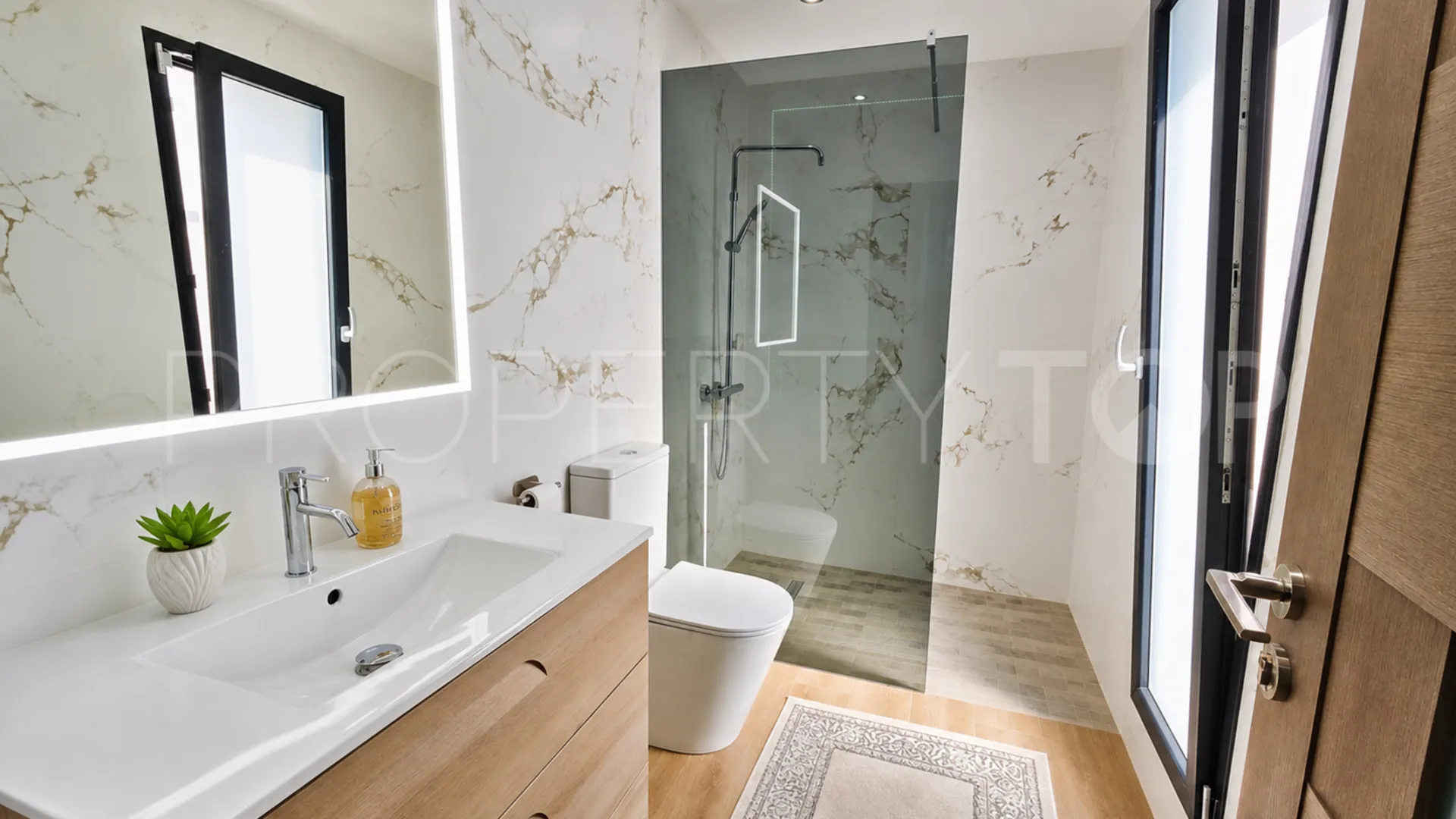 Villa a la venta con 4 dormitorios en Estepona