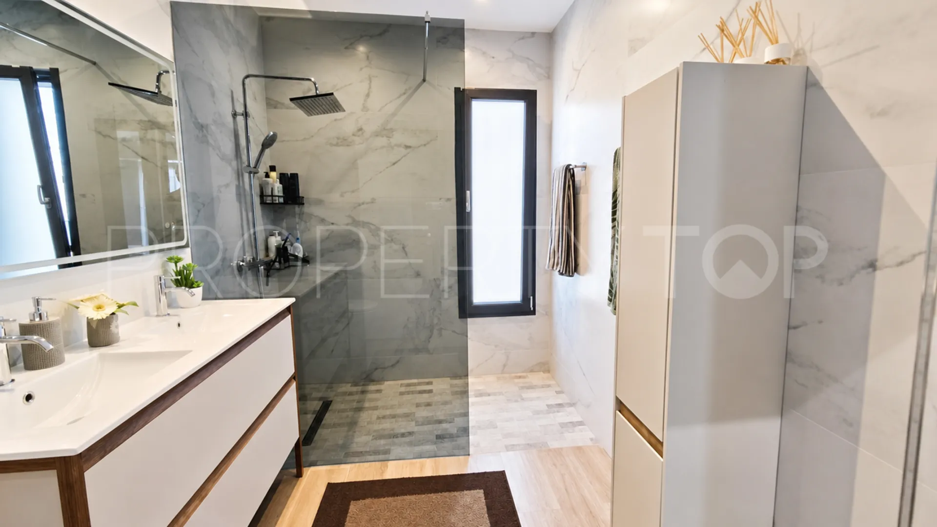 Villa a la venta con 4 dormitorios en Estepona