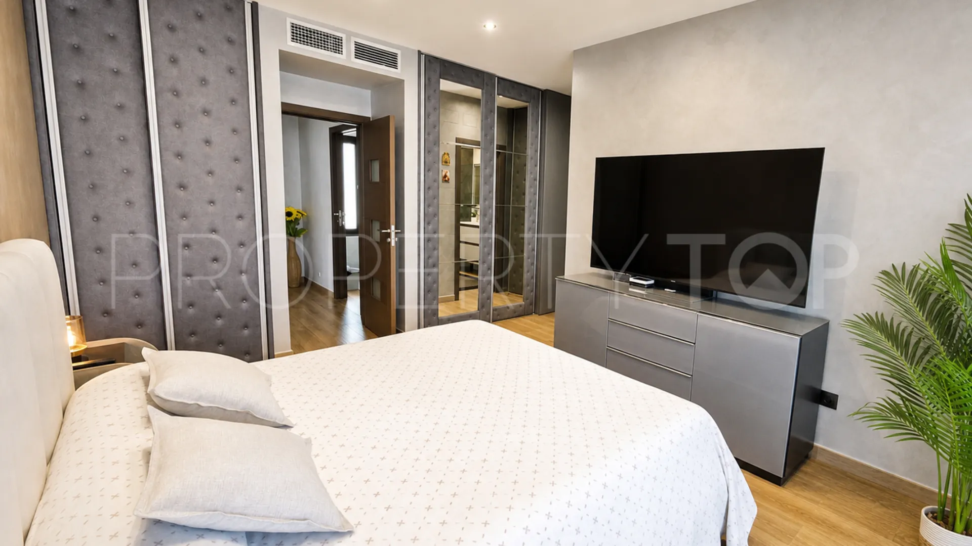 Villa a la venta con 4 dormitorios en Estepona