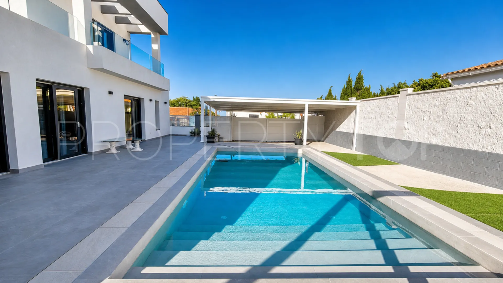 Villa a la venta con 4 dormitorios en Estepona