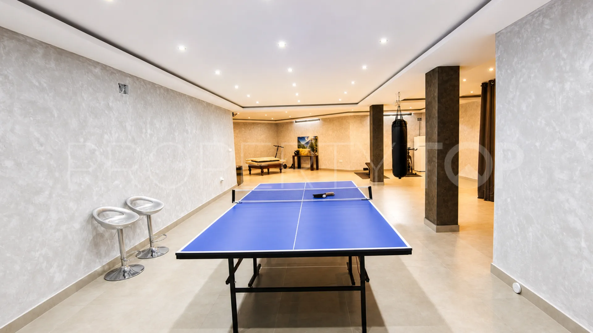 Villa a la venta con 4 dormitorios en Estepona