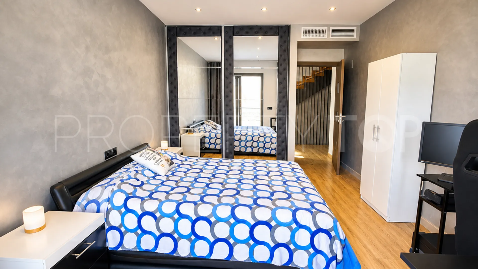 Villa a la venta con 4 dormitorios en Estepona