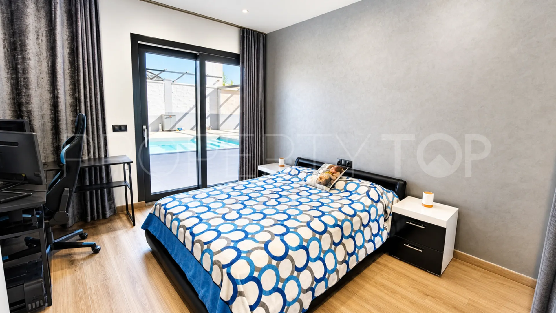 Villa a la venta con 4 dormitorios en Estepona