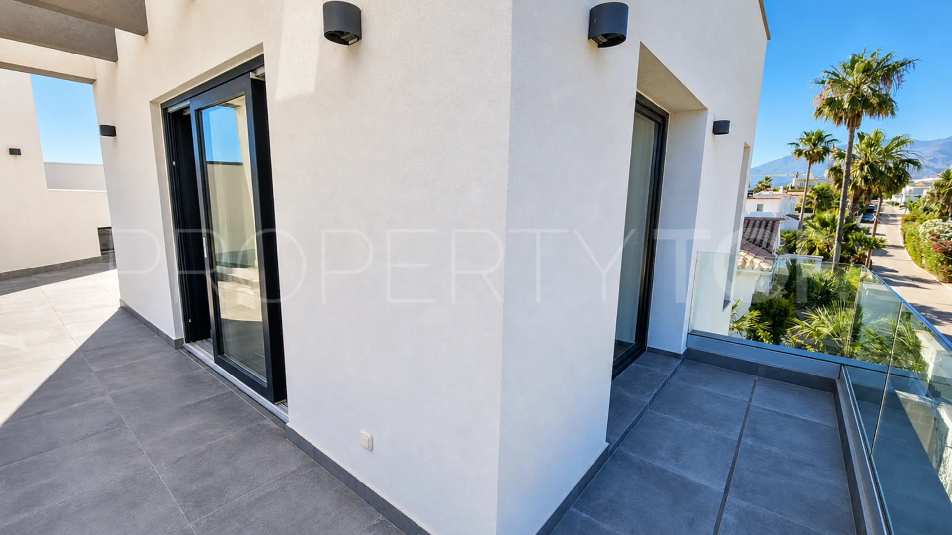 Villa a la venta con 4 dormitorios en Estepona