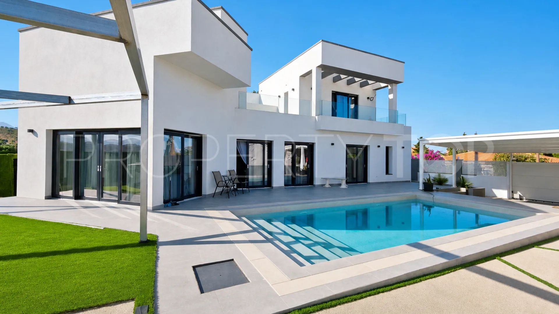 Villa a la venta con 4 dormitorios en Estepona